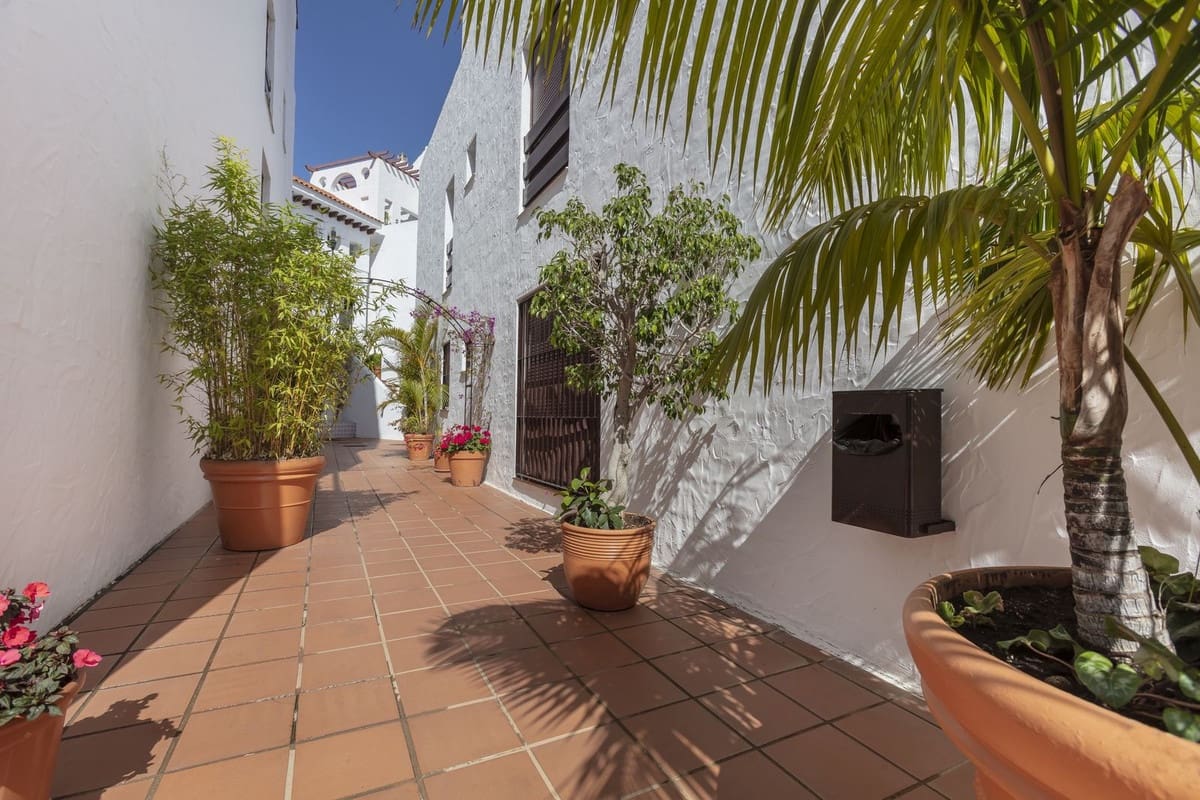 4 chambre Penthouse à vendre à Nueva Andalucia avec piscine - 995 000 € (Ref: 9542463)