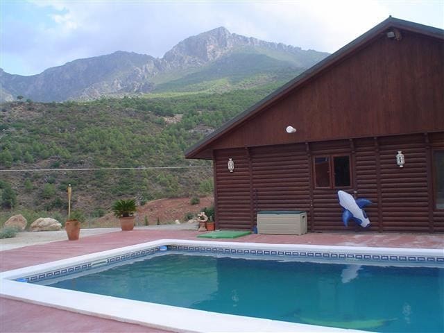 Chalet de 3 habitaciones en Ardales en venta con piscina - 425.000 € (Ref: 9609504)