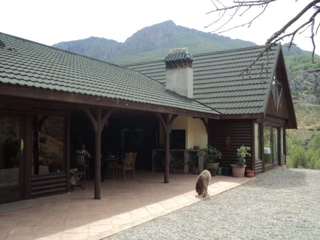 Chalet de 3 habitaciones en Ardales en venta con piscina - 425.000 € (Ref: 9609504)