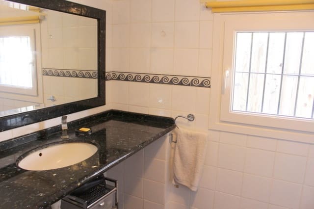 Chalet de 3 habitaciones en Bermejo, Alora en venta con piscina - 340.000 € (Ref: 9977862)