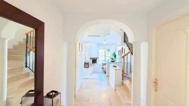 3 soveværelse Byhus til salg i Manilva med garage - € 450.000 (Ref: 10042595)