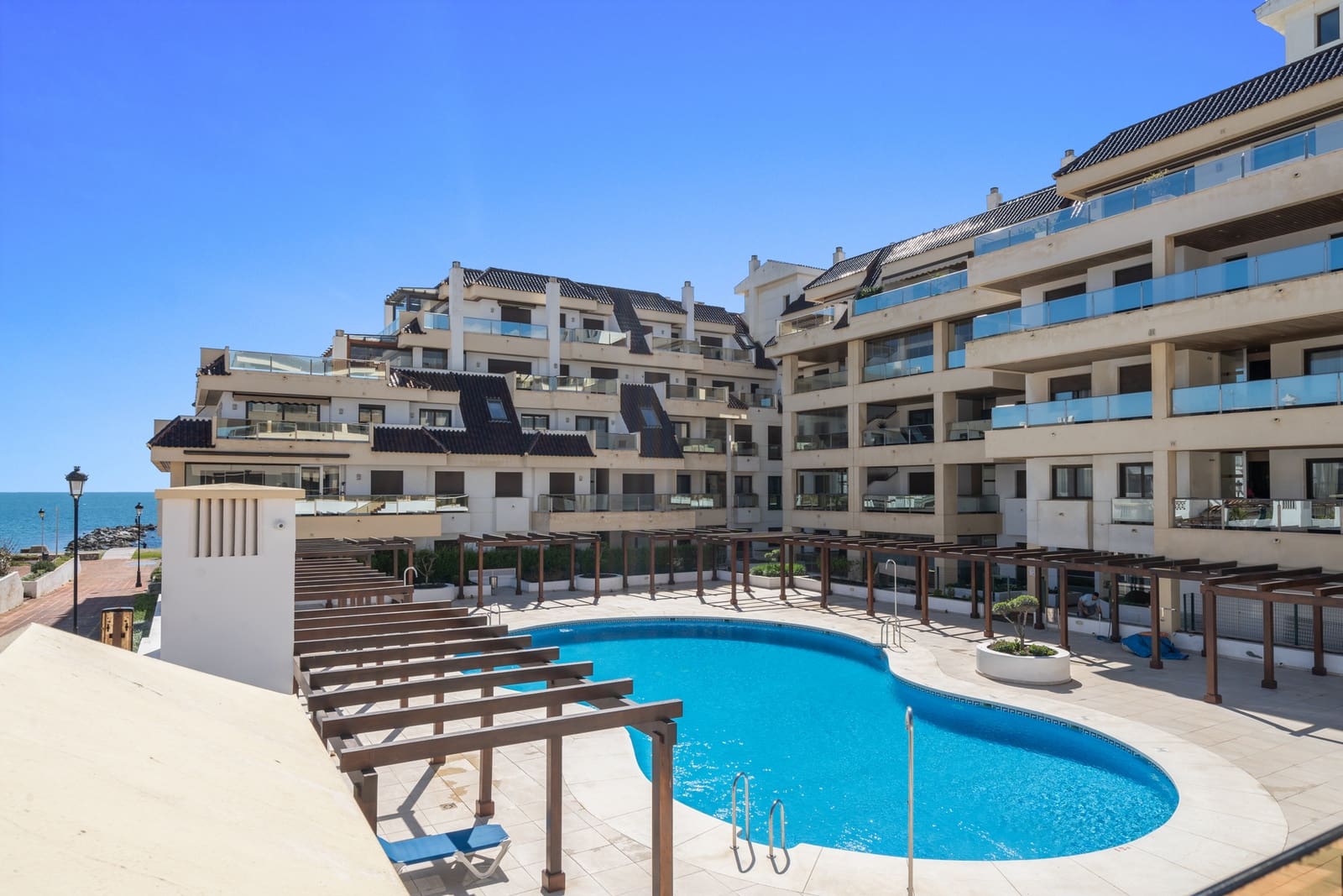 3 sypialnia Apartament na sprzedaż w La Duquesa / Puerto de la Duquesa z basenem garażem - 775 000 € (Ref: 8904103)