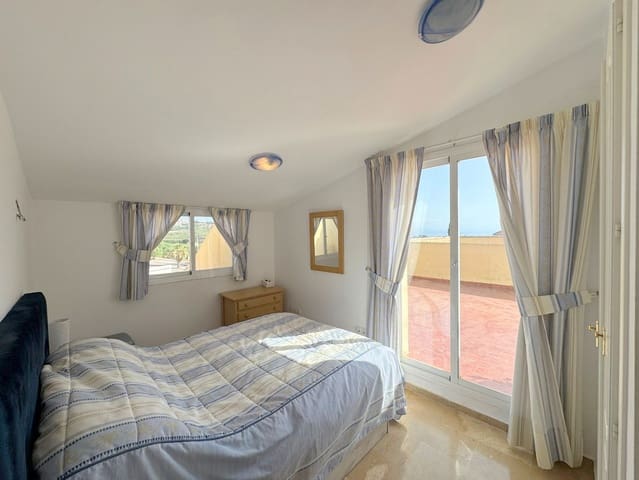 2 bedroom Penthouse for sale in La Duquesa / Puerto de la Duquesa, Manilva with pool garage - € 225,000 (Ref: 9113145)