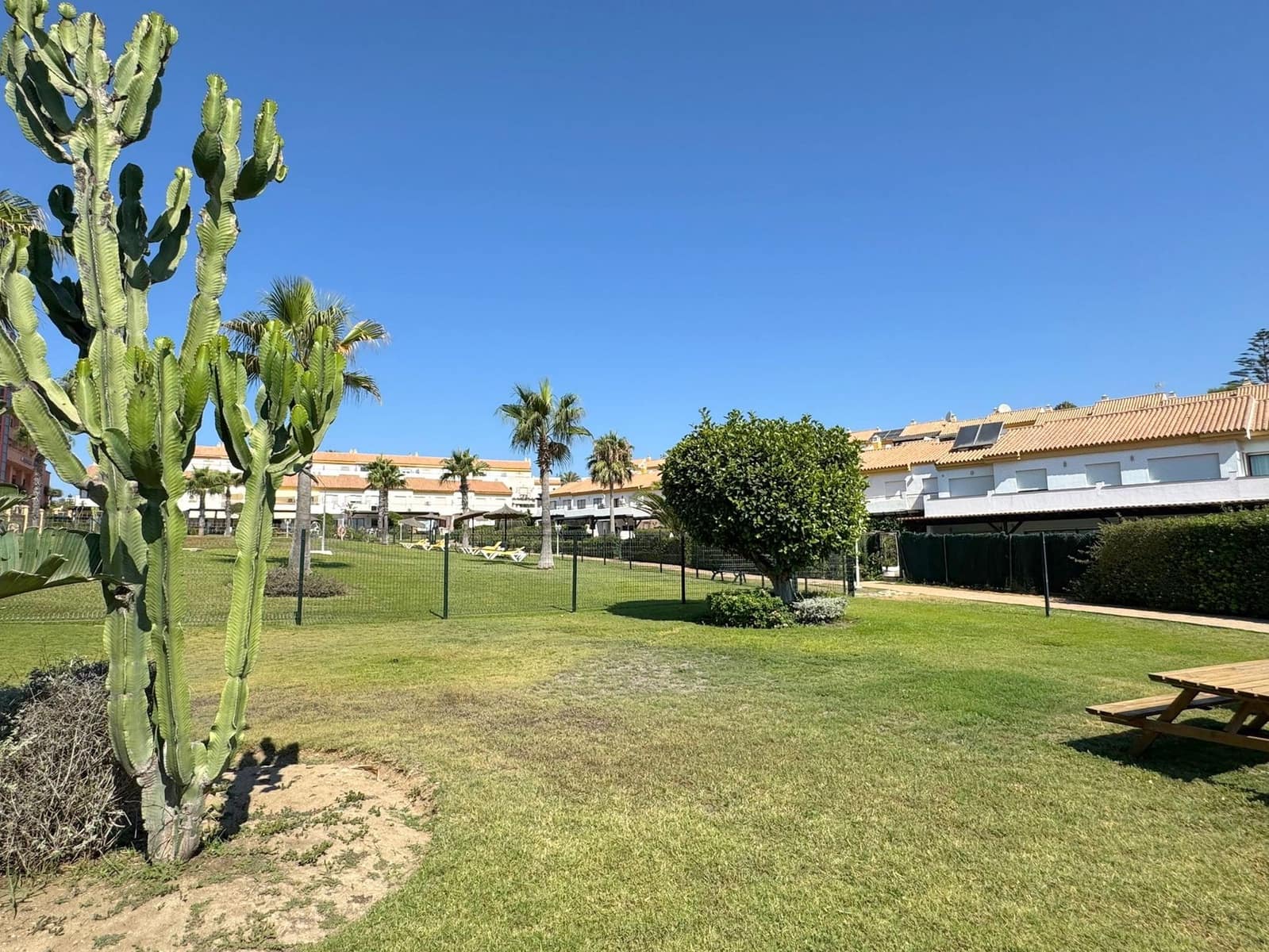 4 bedroom Townhouse for sale in La Duquesa / Puerto de la Duquesa with pool garage - € 485,000 (Ref: 9146196)