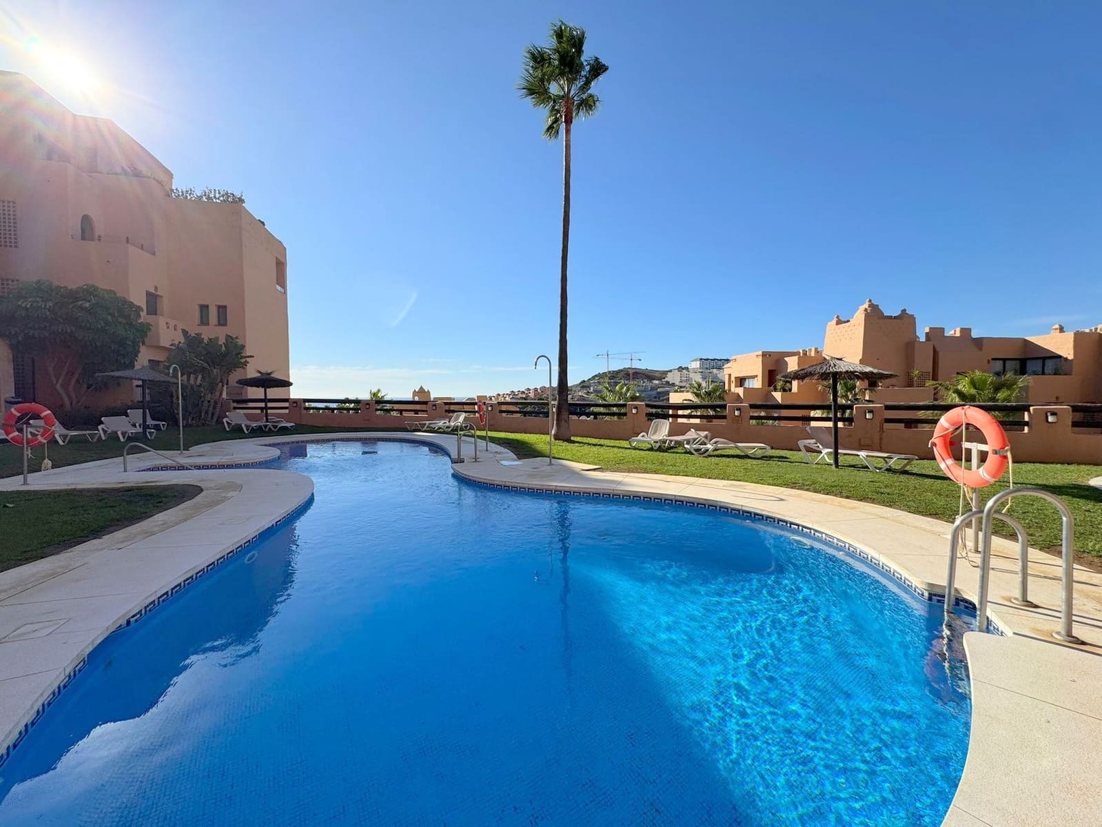 2 bedroom Apartment for sale in La Duquesa / Puerto de la Duquesa with pool garage - € 310,000 (Ref: 9237780)