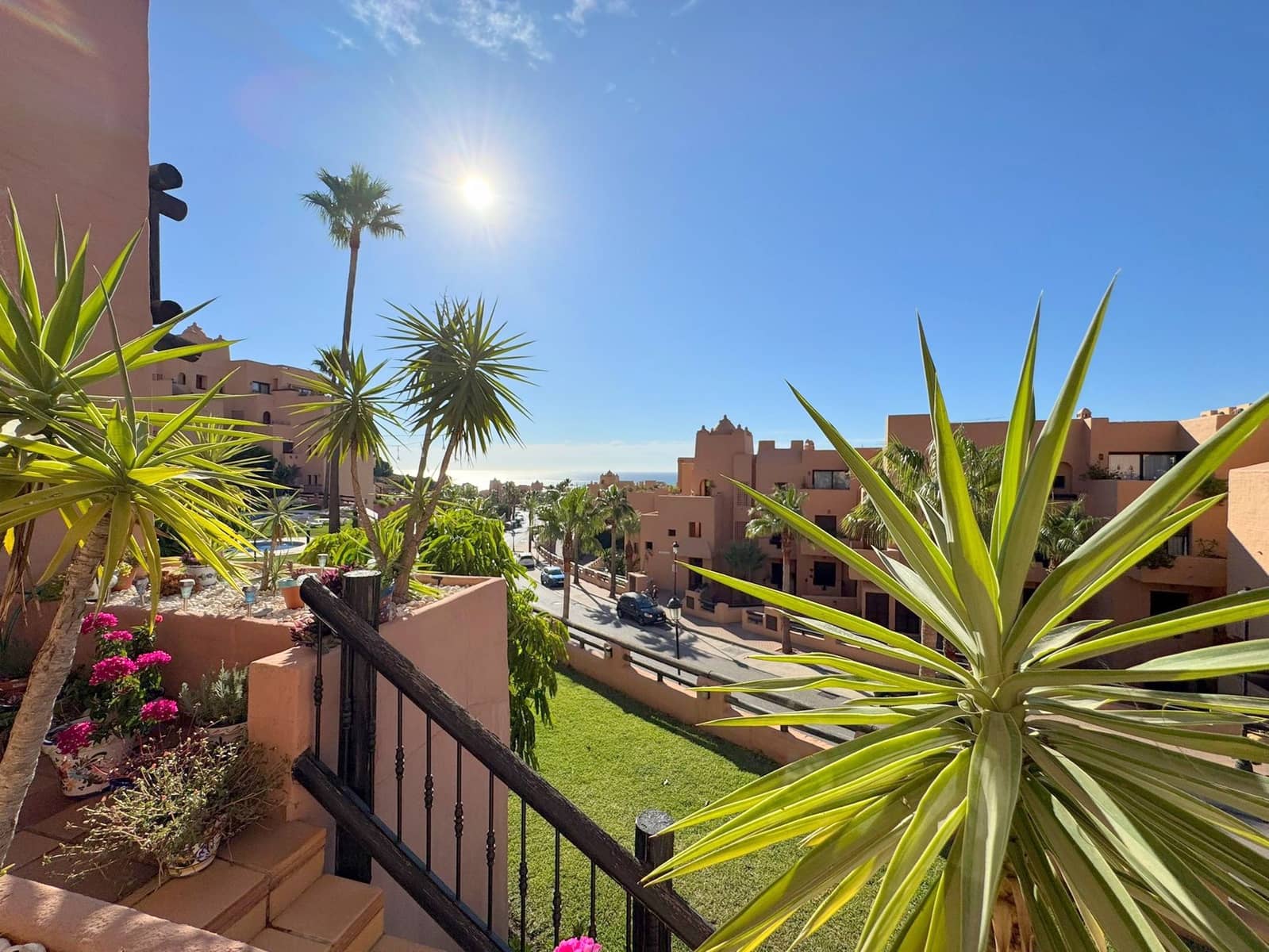 2 bedroom Apartment for sale in La Duquesa / Puerto de la Duquesa with pool garage - € 310,000 (Ref: 9237780)