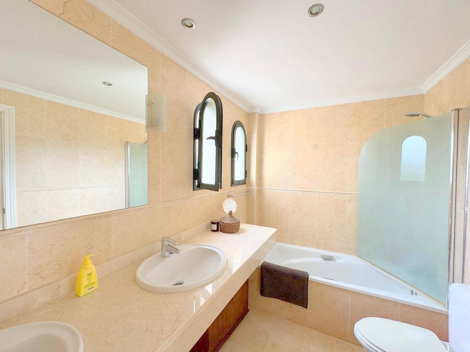 3 bedroom Apartment for sale in La Duquesa / Puerto de la Duquesa with pool garage - € 535,000 (Ref: 9254048)