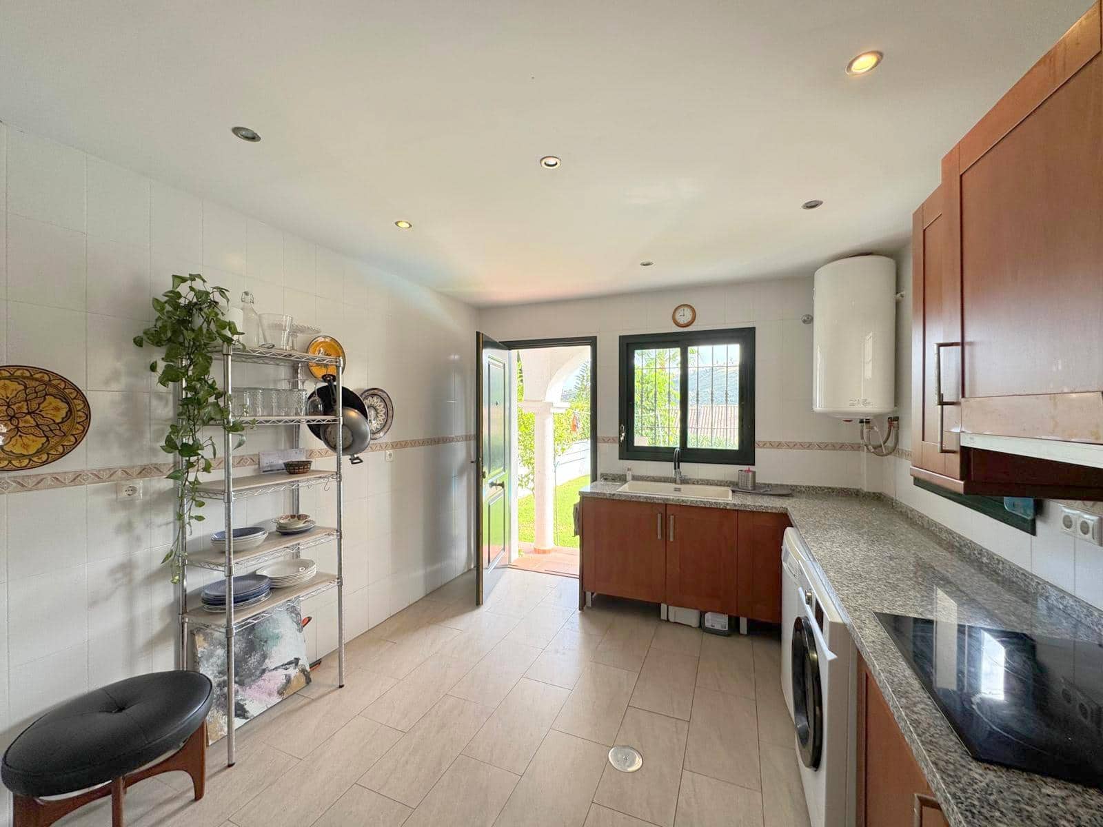 3 bedroom Apartment for sale in La Duquesa / Puerto de la Duquesa with pool garage - € 535,000 (Ref: 9254048)