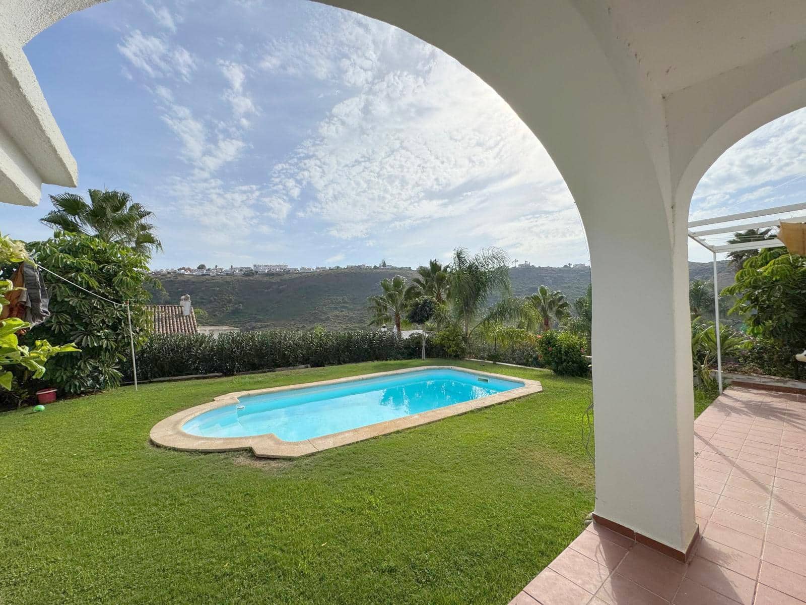 3 bedroom Apartment for sale in La Duquesa / Puerto de la Duquesa with pool garage - € 535,000 (Ref: 9254048)
