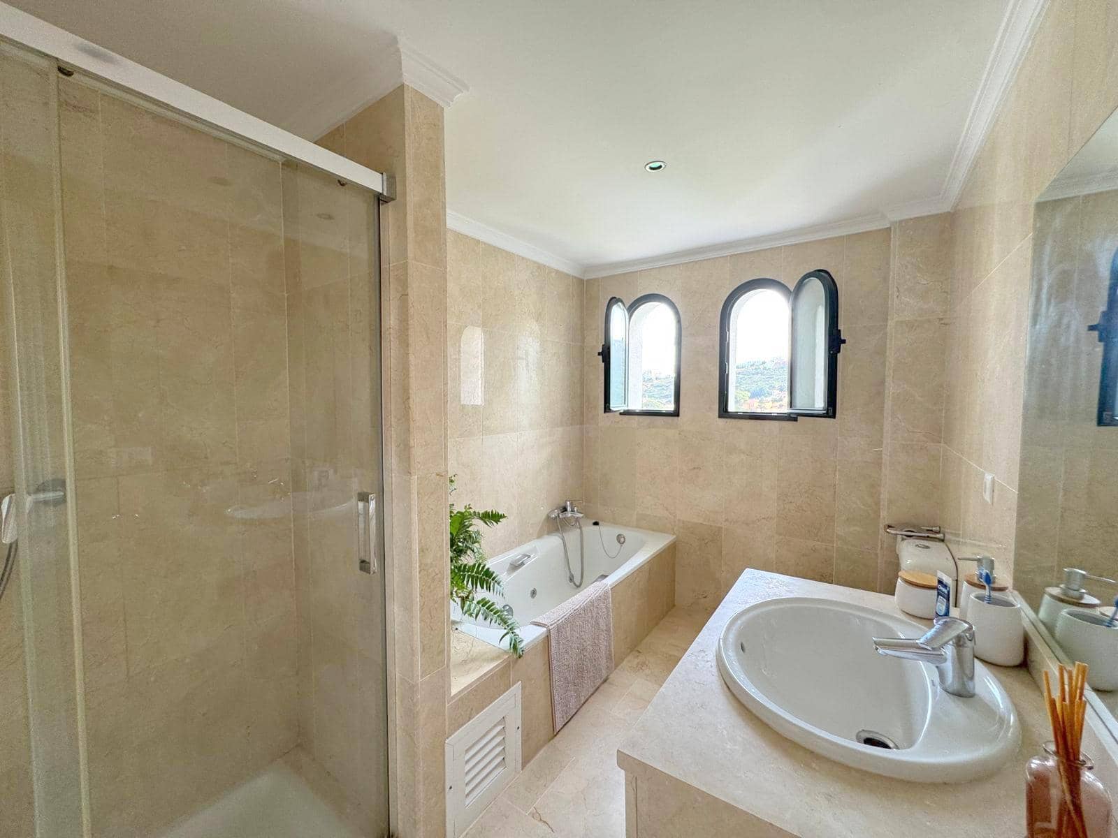 3 bedroom Apartment for sale in La Duquesa / Puerto de la Duquesa with pool garage - € 535,000 (Ref: 9254048)