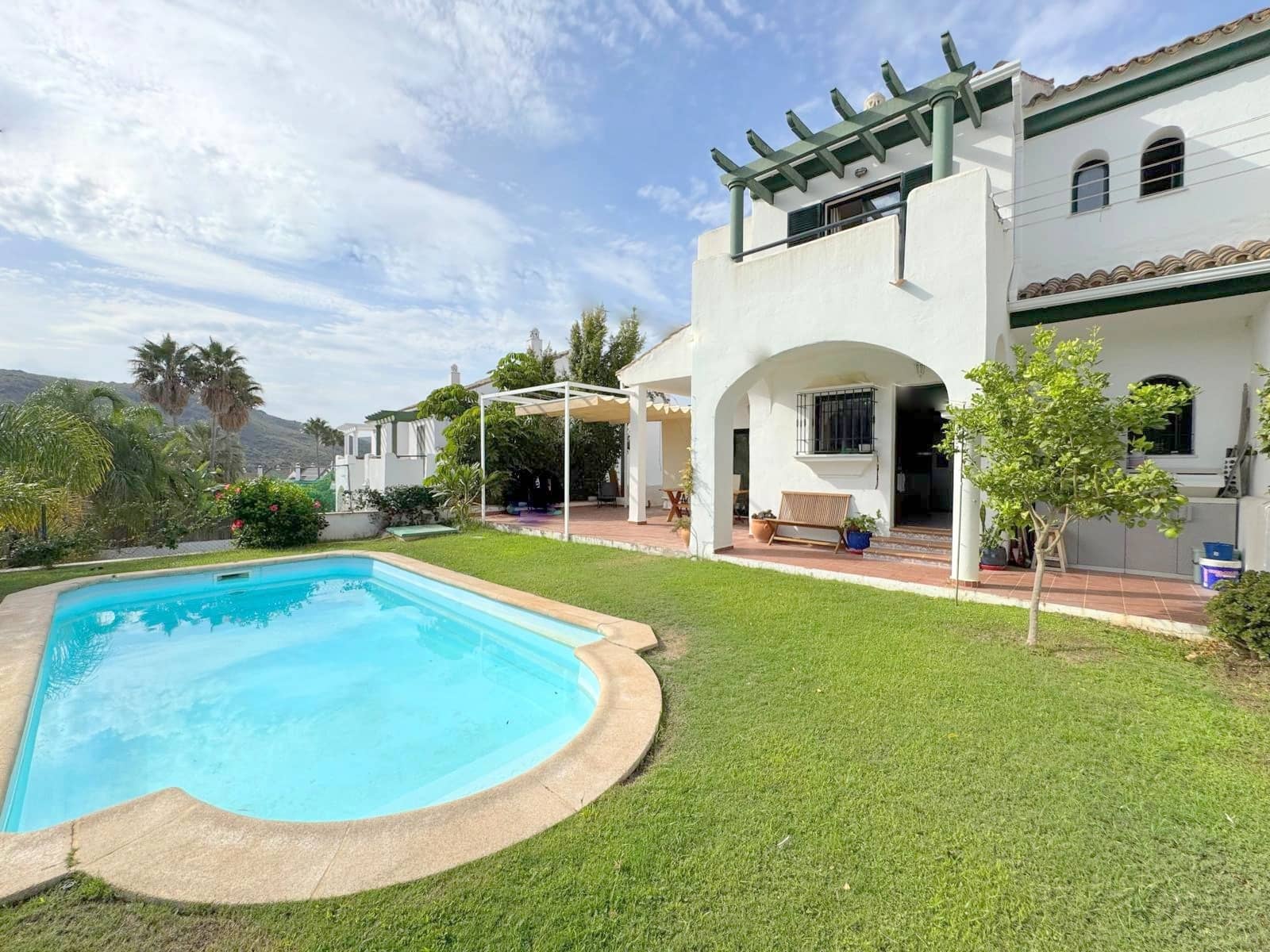 3 bedroom Apartment for sale in La Duquesa / Puerto de la Duquesa with pool garage - € 535,000 (Ref: 9254048)