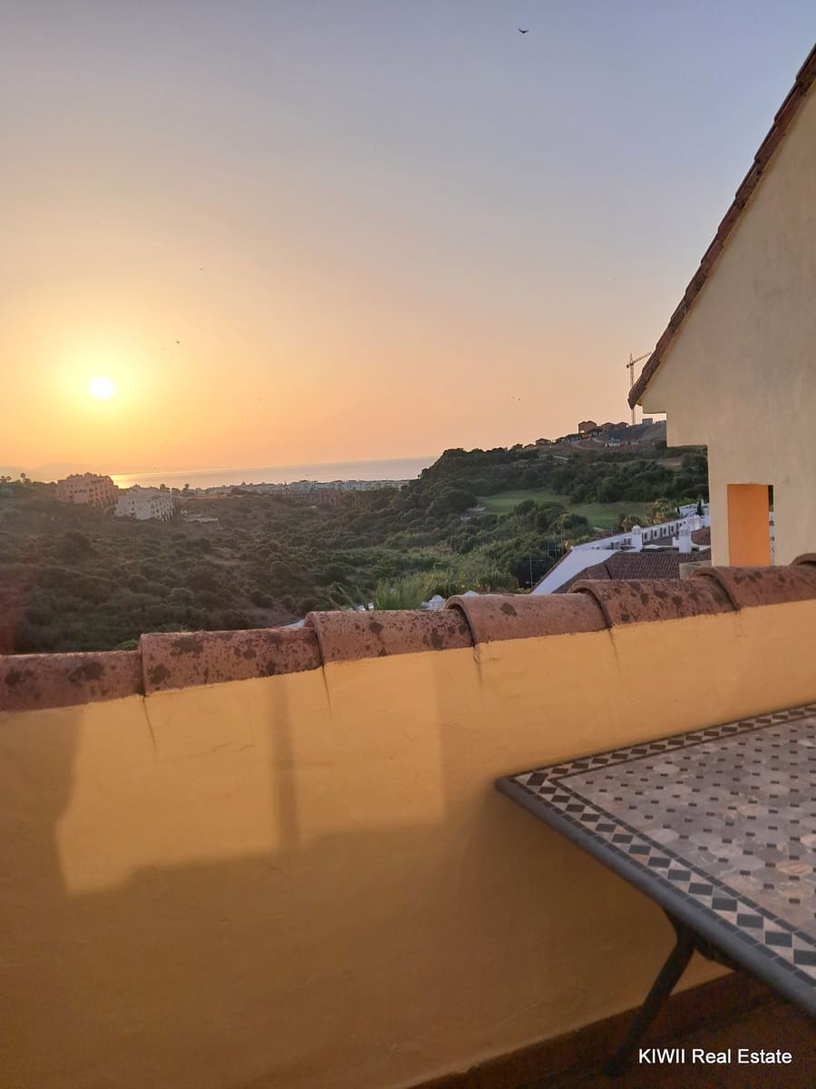 2 bedroom Apartment for sale in La Duquesa / Puerto de la Duquesa with pool garage - € 235,000 (Ref: 9301767)