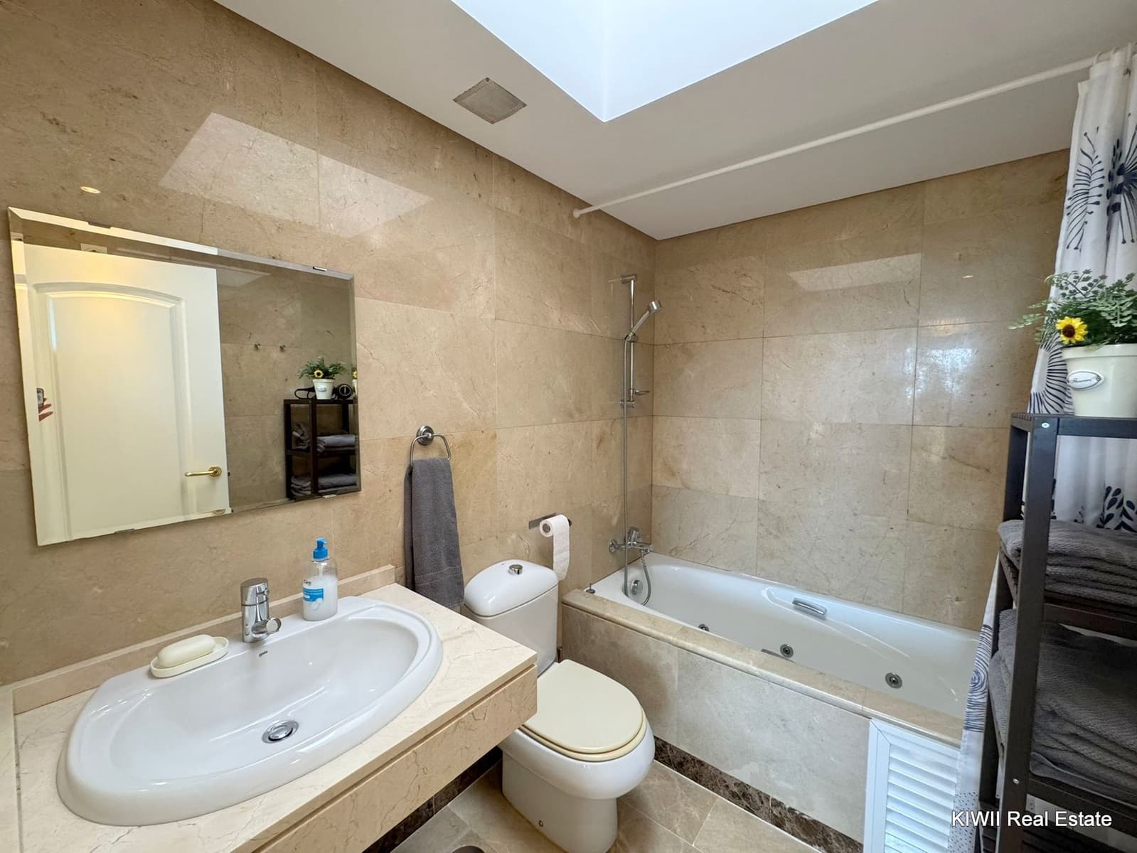 2 bedroom Apartment for sale in La Duquesa / Puerto de la Duquesa with pool garage - € 235,000 (Ref: 9301767)