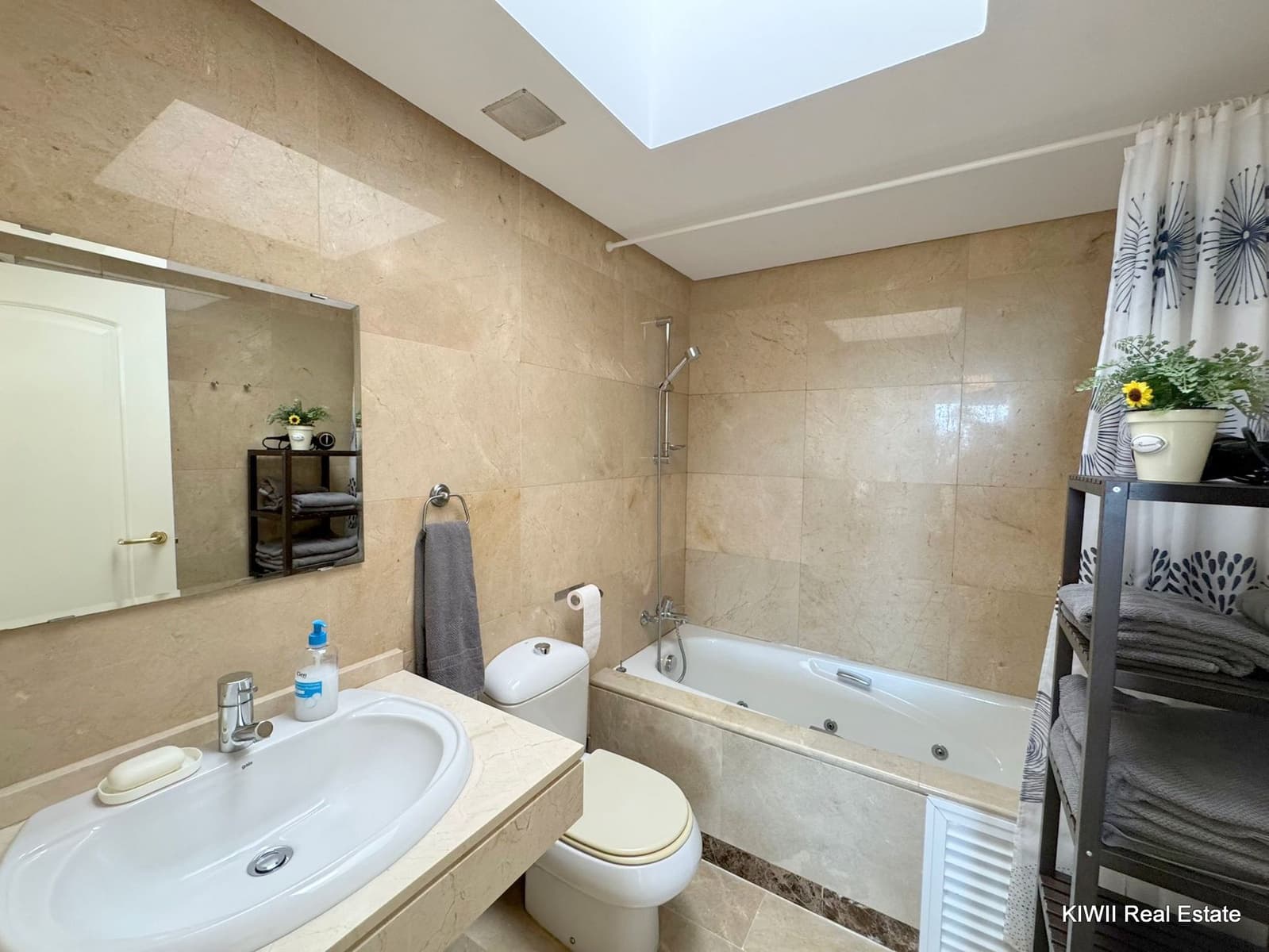 2 bedroom Apartment for sale in La Duquesa / Puerto de la Duquesa with pool garage - € 235,000 (Ref: 9301767)