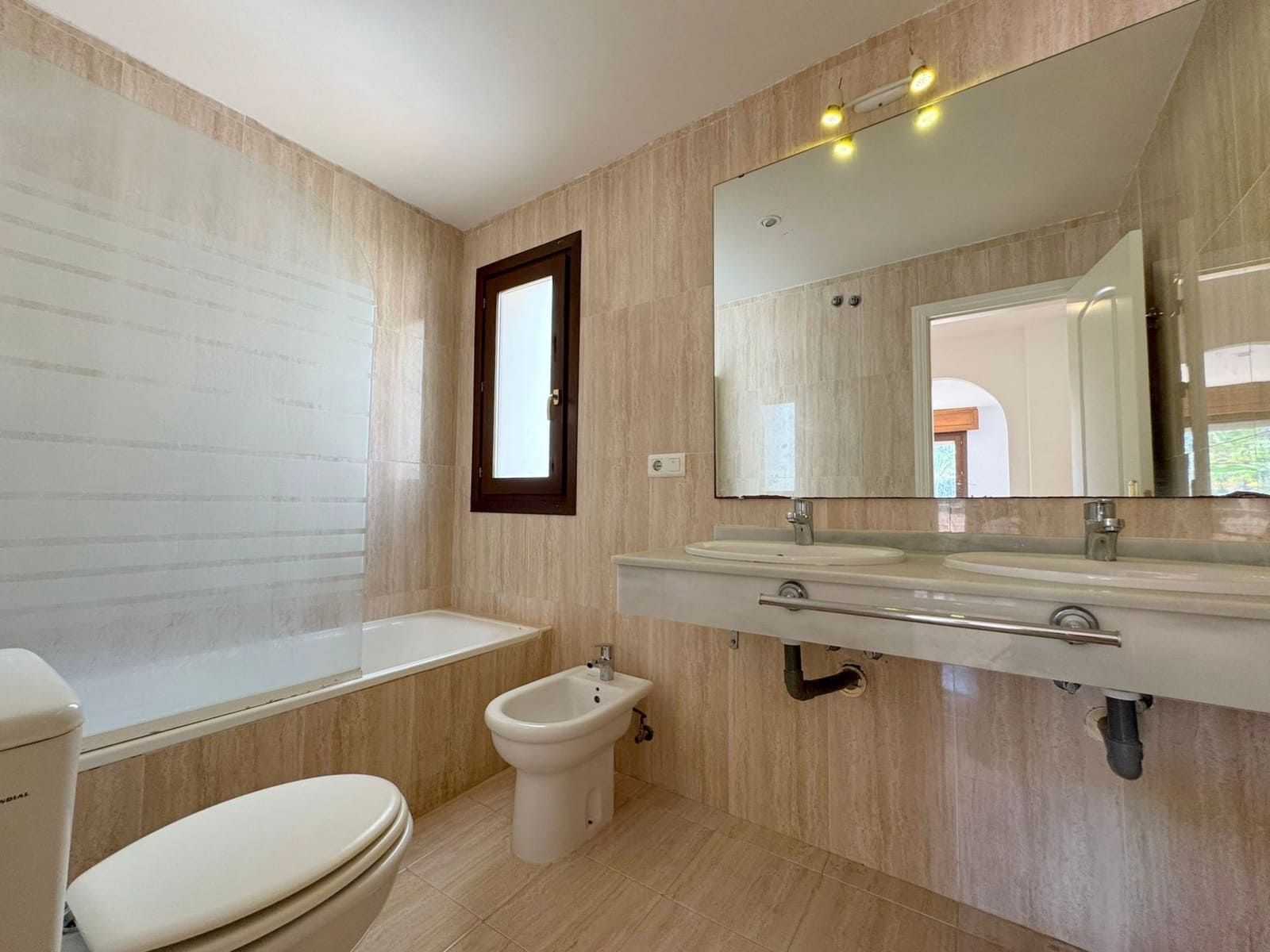 4 bedroom Townhouse for sale in La Duquesa / Puerto de la Duquesa with pool garage - € 485,000 (Ref: 9496921)