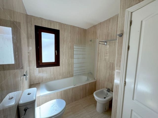 Casa de 4 habitaciones en La Duquesa / Puerto de la Duquesa, Manilva en venta con piscina garaje - 485.000 € (Ref: 9496921)