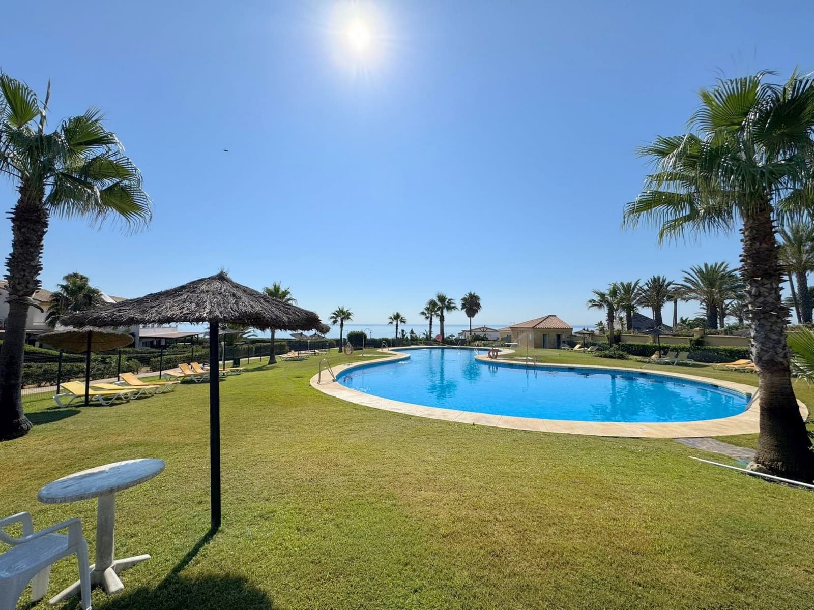 4 bedroom Townhouse for sale in La Duquesa / Puerto de la Duquesa with pool garage - € 485,000 (Ref: 9496921)