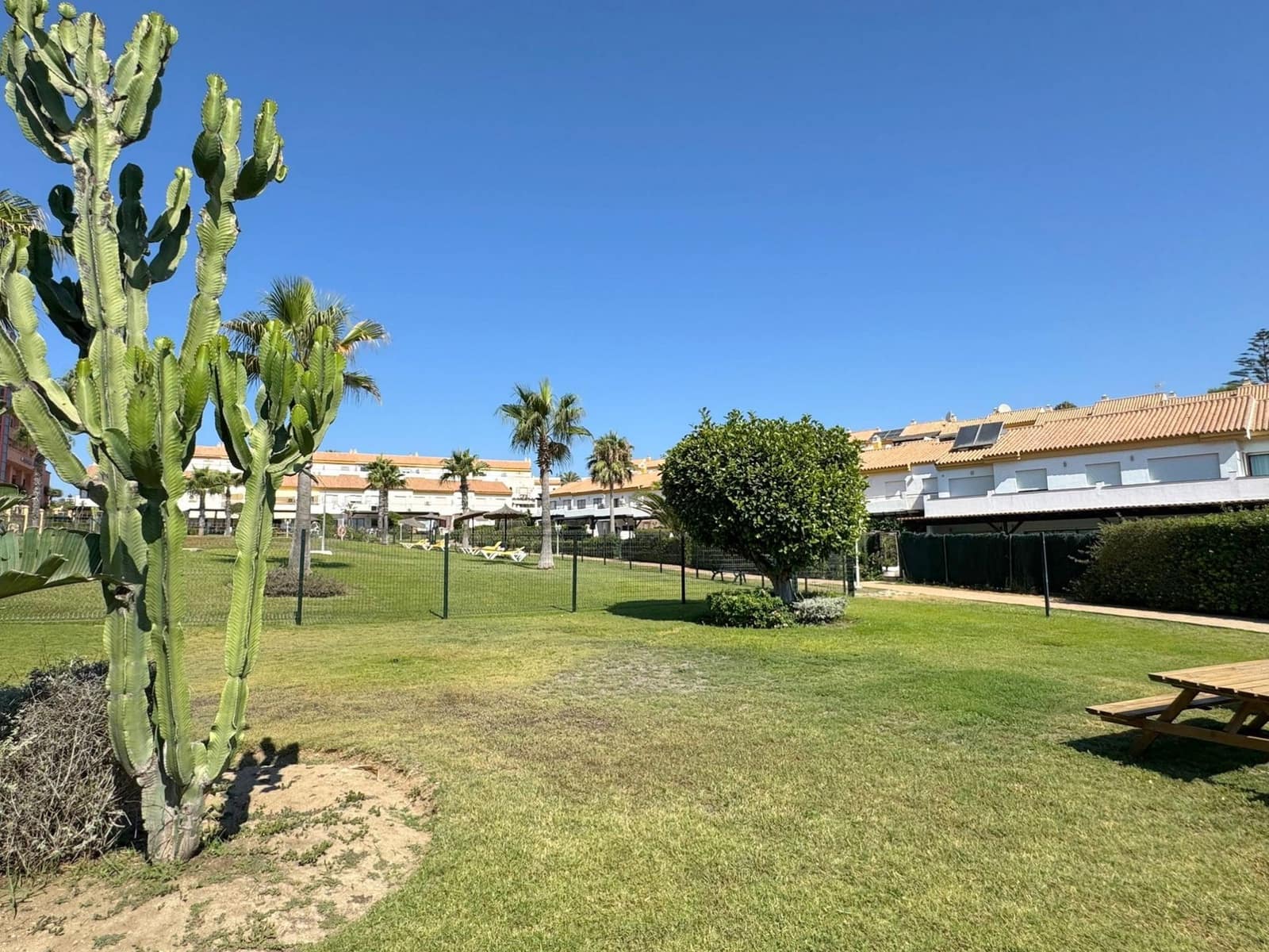 4 bedroom Townhouse for sale in La Duquesa / Puerto de la Duquesa with pool garage - € 485,000 (Ref: 9496921)