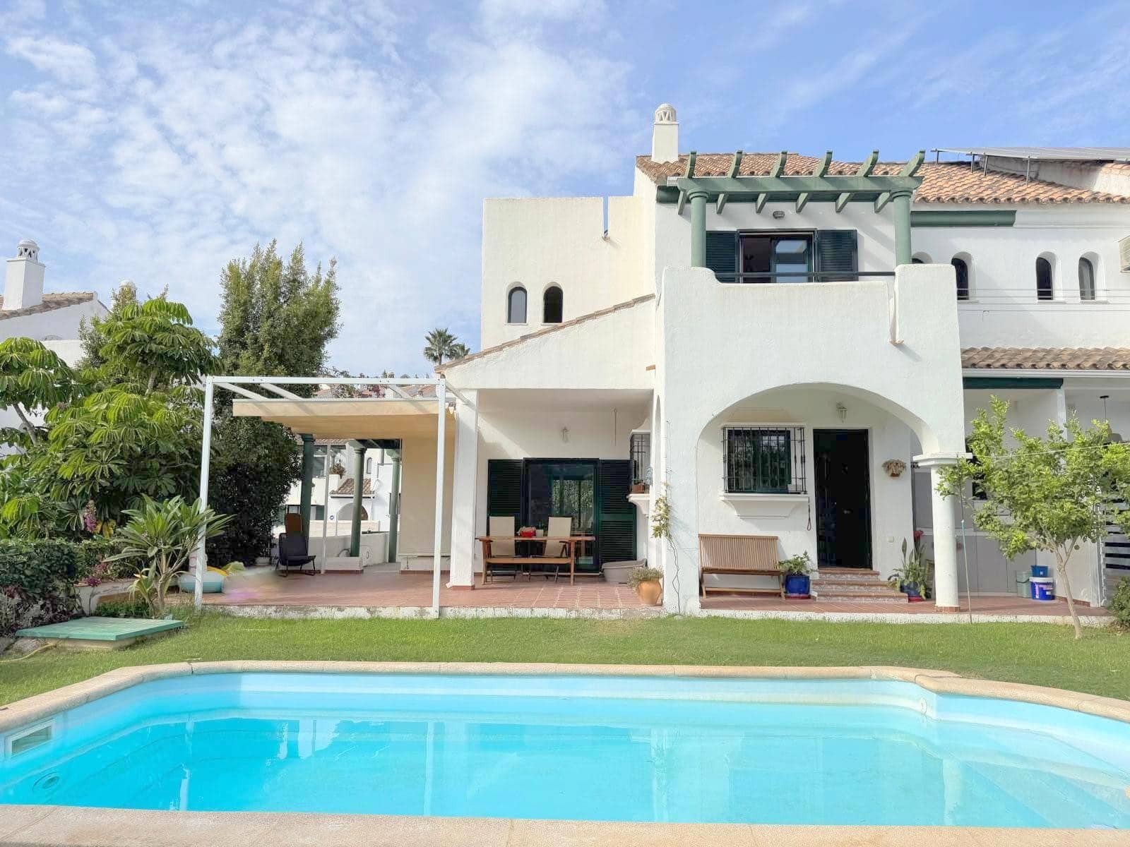 3 bedroom Semi-detached Villa for sale in La Duquesa / Puerto de la Duquesa with pool garage - € 549,000 (Ref: 9496925)
