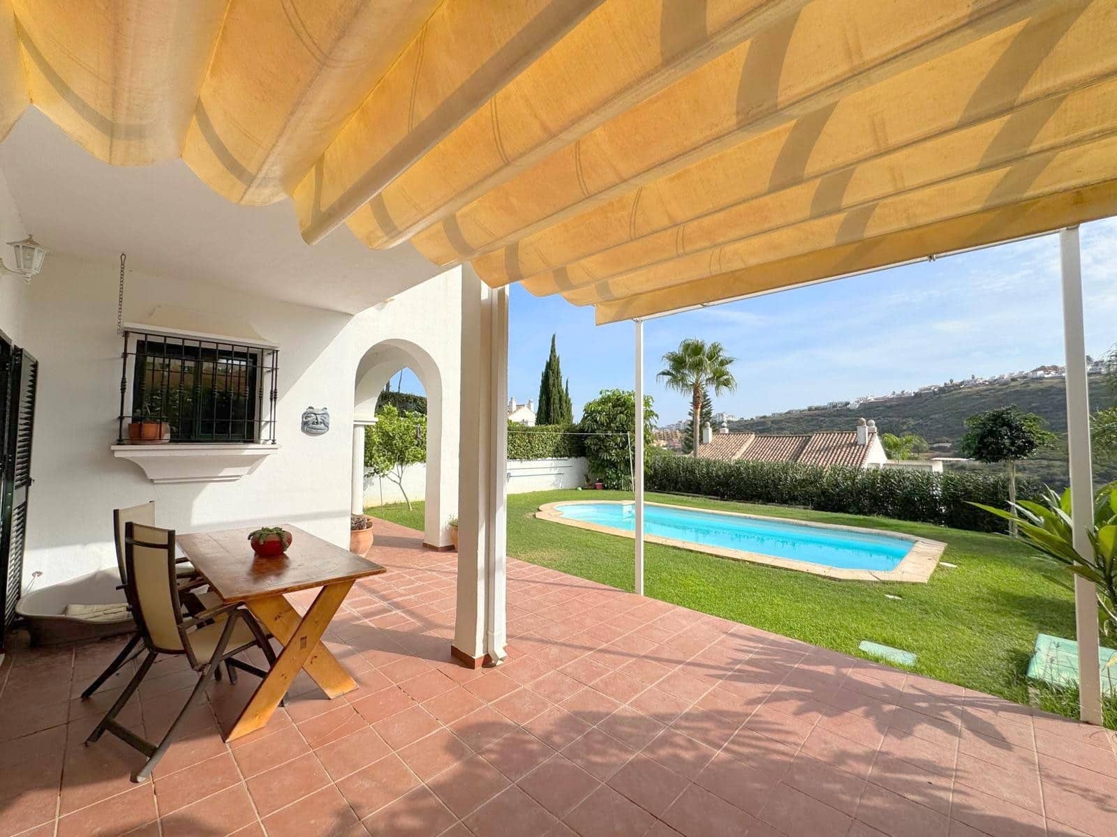 3 bedroom Semi-detached Villa for sale in La Duquesa / Puerto de la Duquesa with pool garage - € 549,000 (Ref: 9496925)