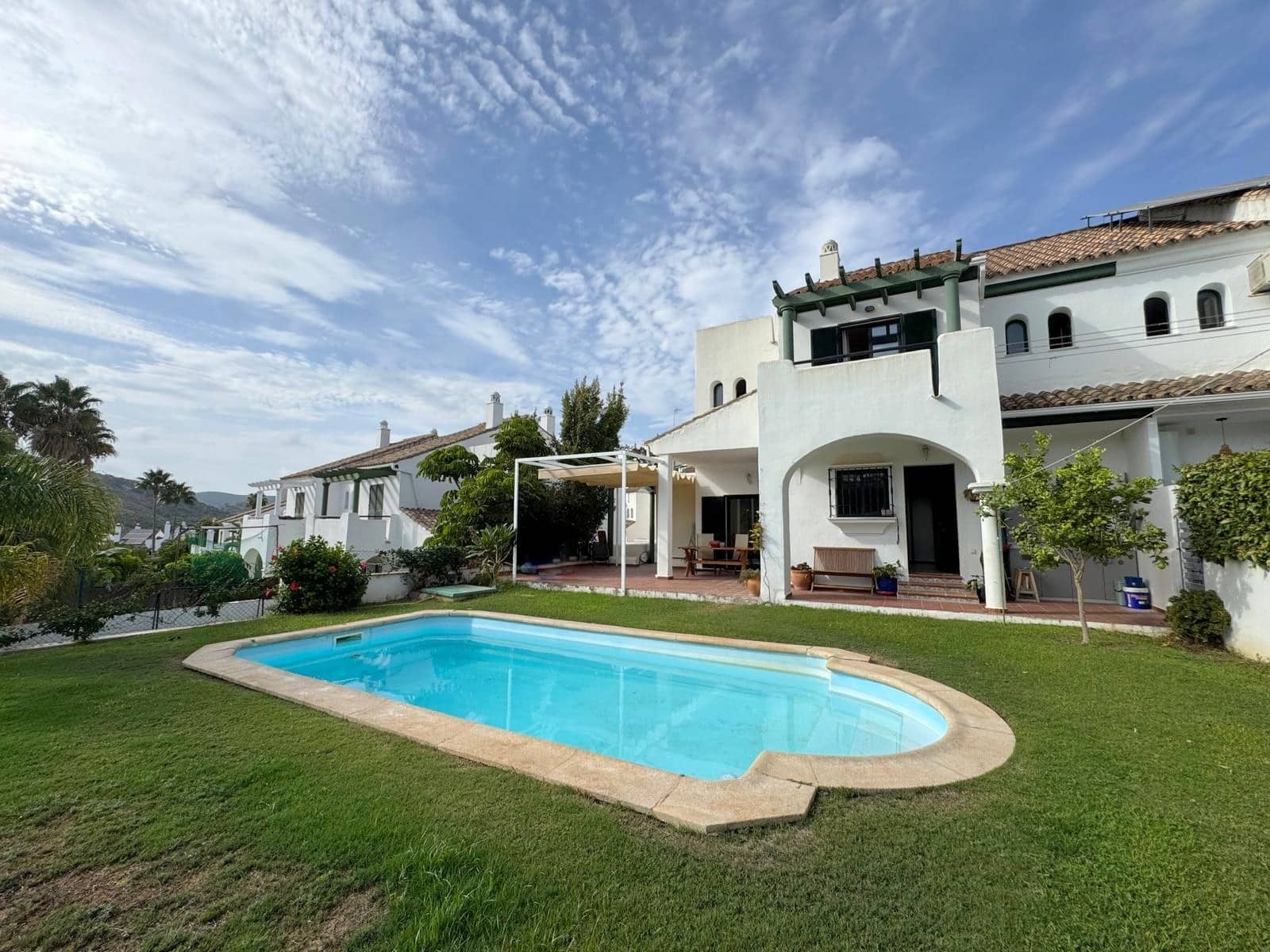 3 bedroom Semi-detached Villa for sale in La Duquesa / Puerto de la Duquesa with pool garage - € 549,000 (Ref: 9496925)