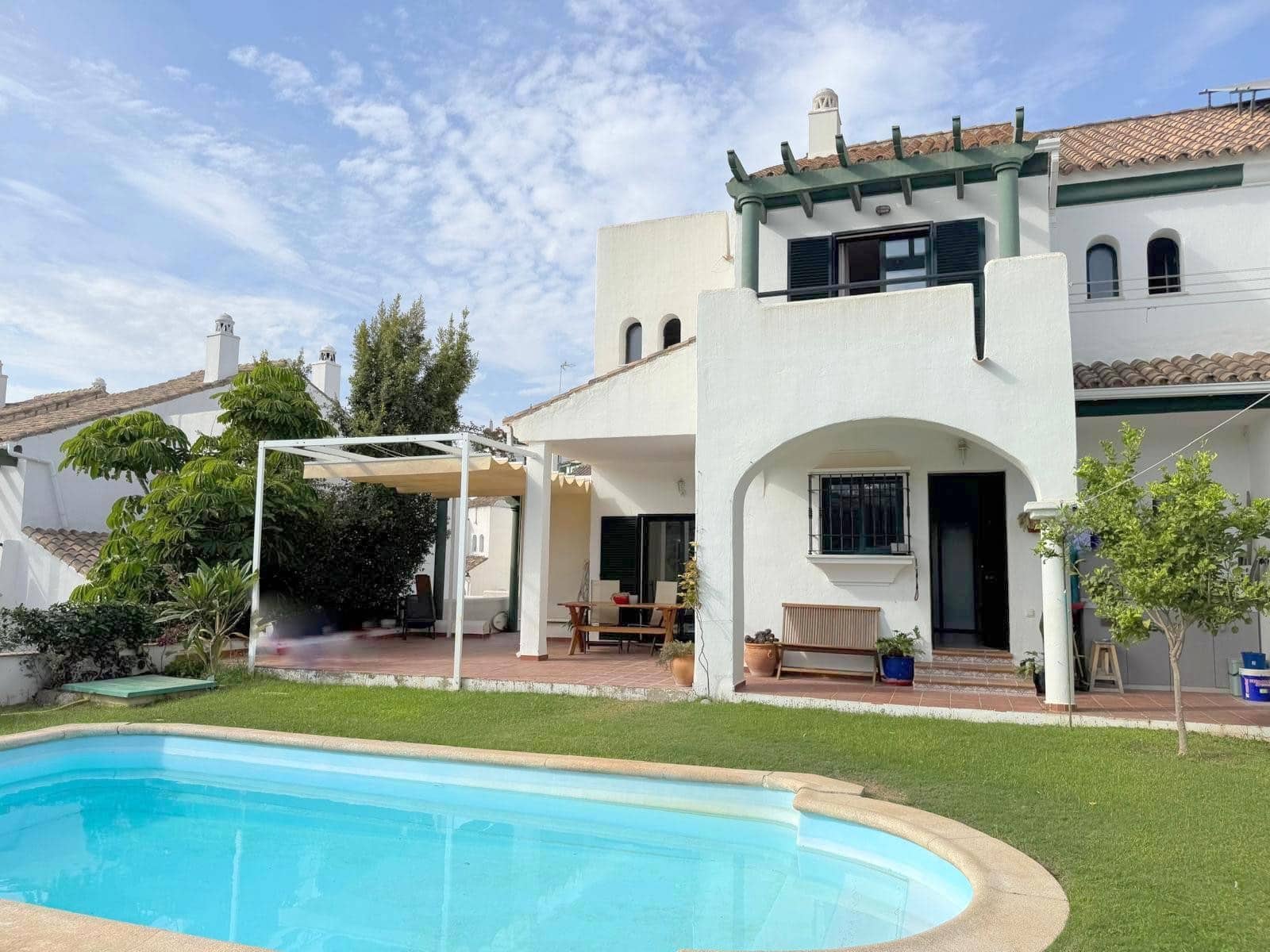 3 bedroom Semi-detached Villa for sale in La Duquesa / Puerto de la Duquesa with pool garage - € 549,000 (Ref: 9496925)