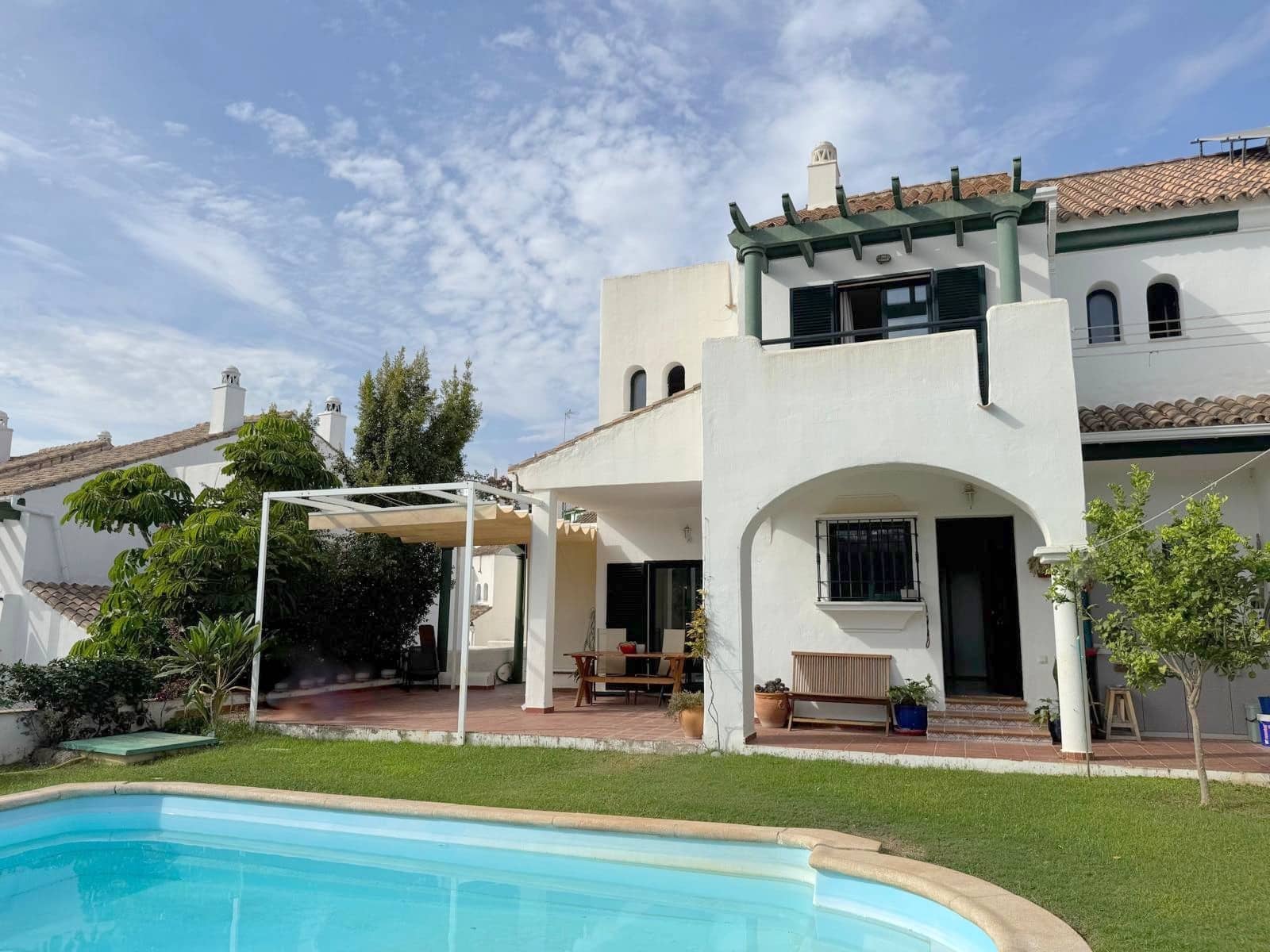 3 bedroom Semi-detached Villa for sale in La Duquesa / Puerto de la Duquesa with pool garage - € 549,000 (Ref: 9496925)