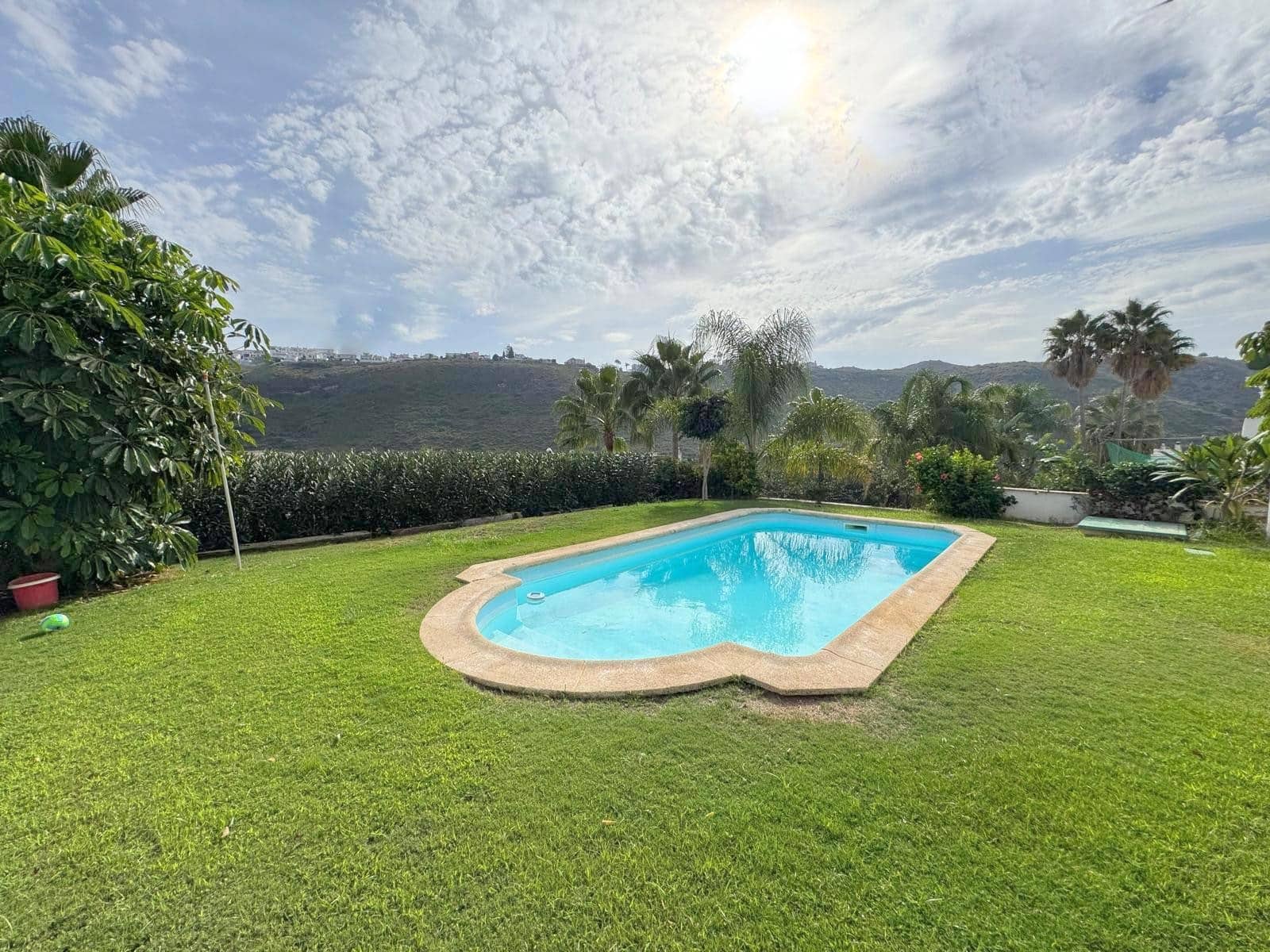 3 bedroom Semi-detached Villa for sale in La Duquesa / Puerto de la Duquesa with pool garage - € 549,000 (Ref: 9496925)