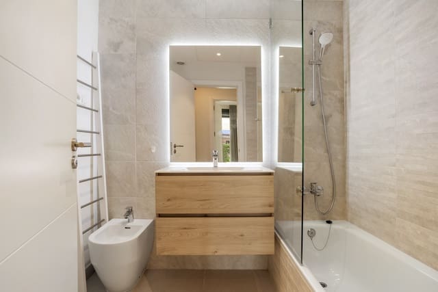 Apartamento de 2 habitaciones en Estepona Golf, Estepona en venta con piscina garaje - 495.000 € (Ref: 9508471)