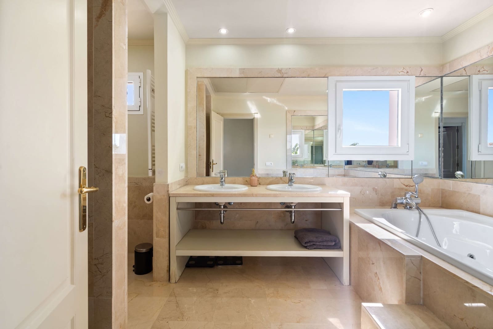 4 slaapkamer Villa te koop in Manilva met zwembad garage - € 1.499.000 (Ref: 9643803)