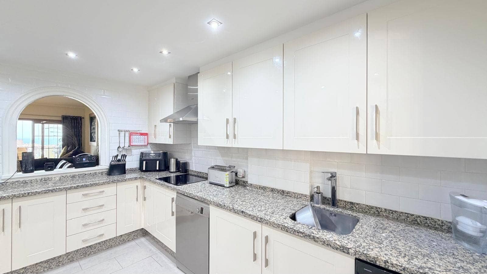 2 soverom Leilighet til salgs i Manilva med svømmebasseng garasje - € 399 000 (Ref: 9643804)