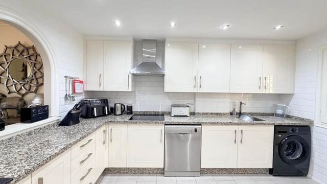 2 soverom Leilighet til salgs i Manilva med svømmebasseng garasje - € 399 000 (Ref: 9643804)