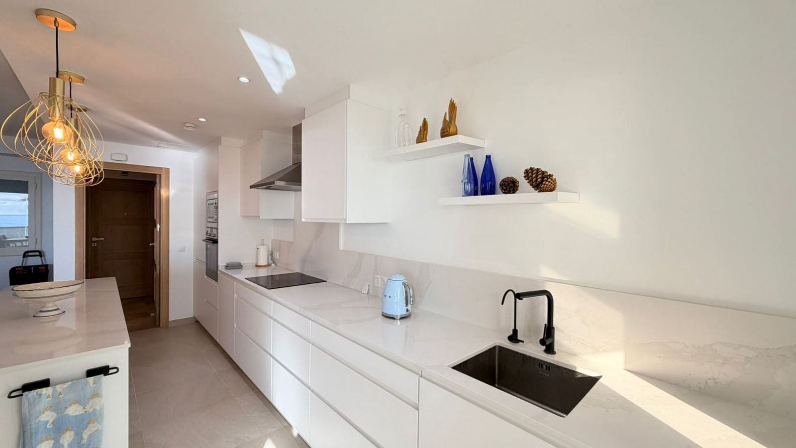 2 soverom Leilighet til salgs i Manilva med svømmebasseng garasje - € 599 000 (Ref: 9647816)