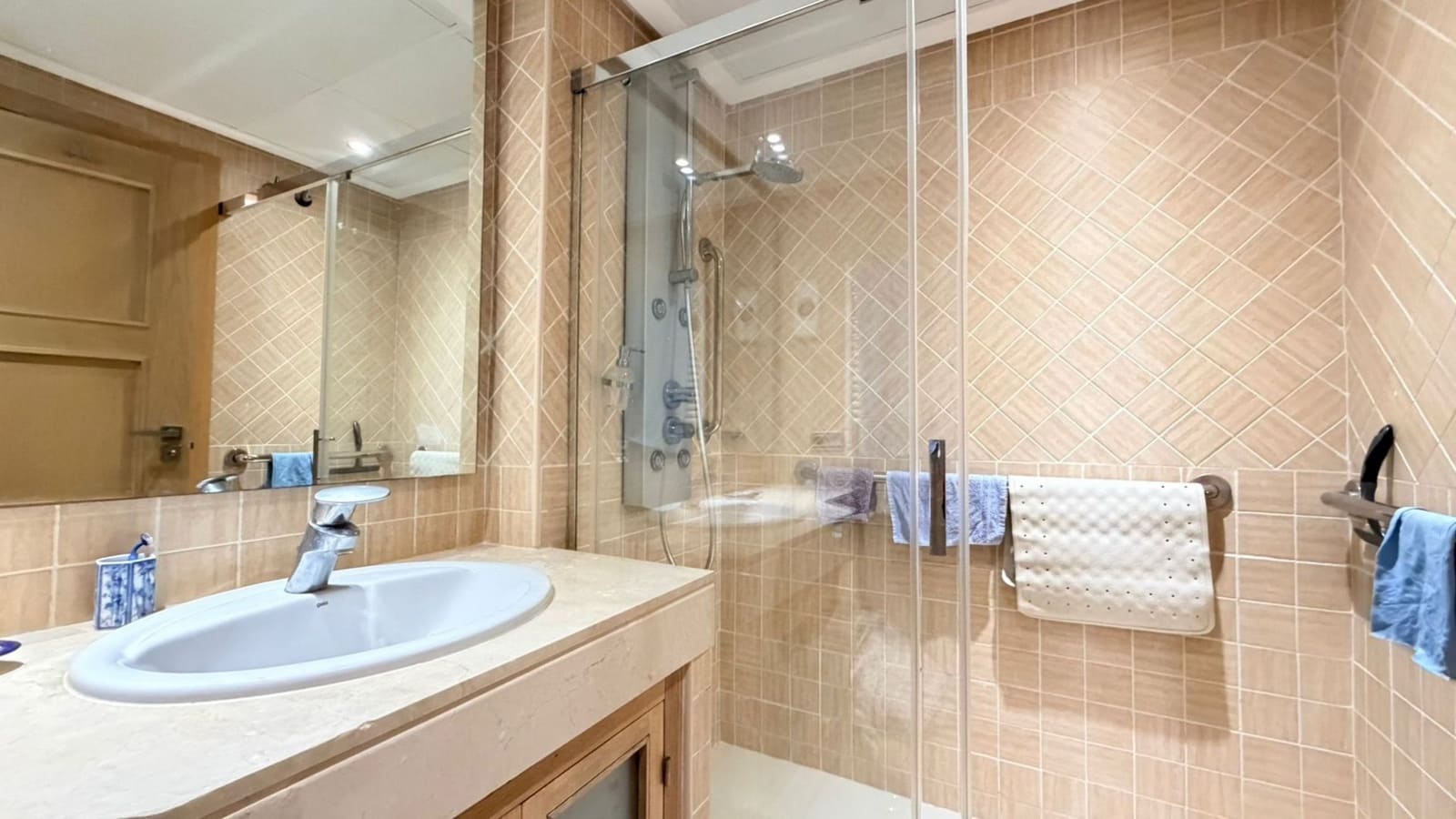 2 soverom Leilighet til salgs i Manilva med svømmebasseng garasje - € 599 000 (Ref: 9647816)