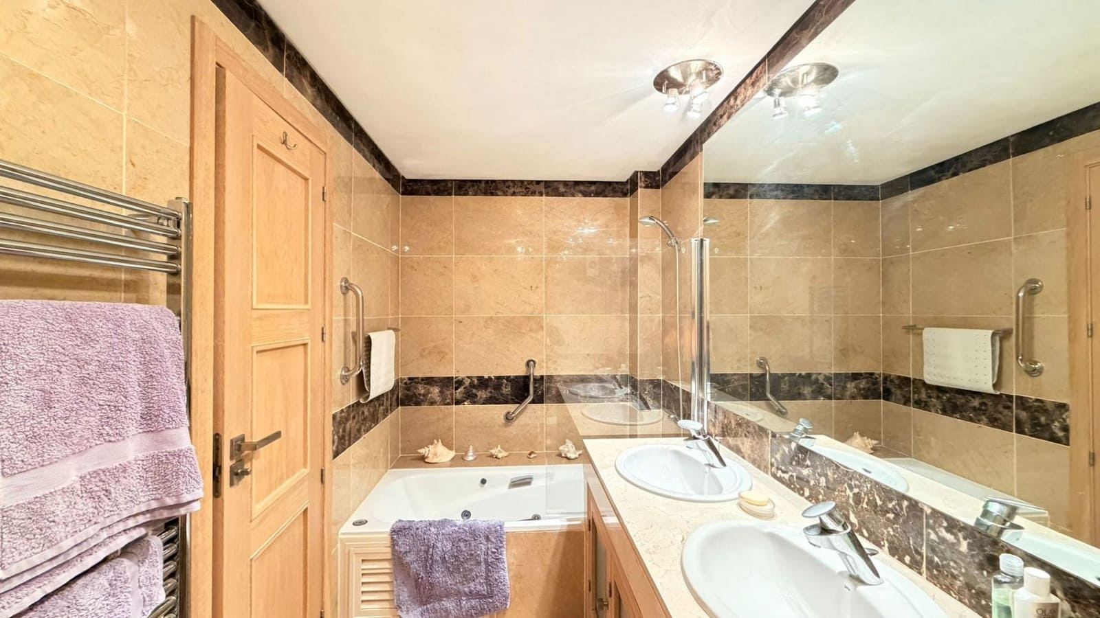 2 soverom Leilighet til salgs i Manilva med svømmebasseng garasje - € 599 000 (Ref: 9647816)