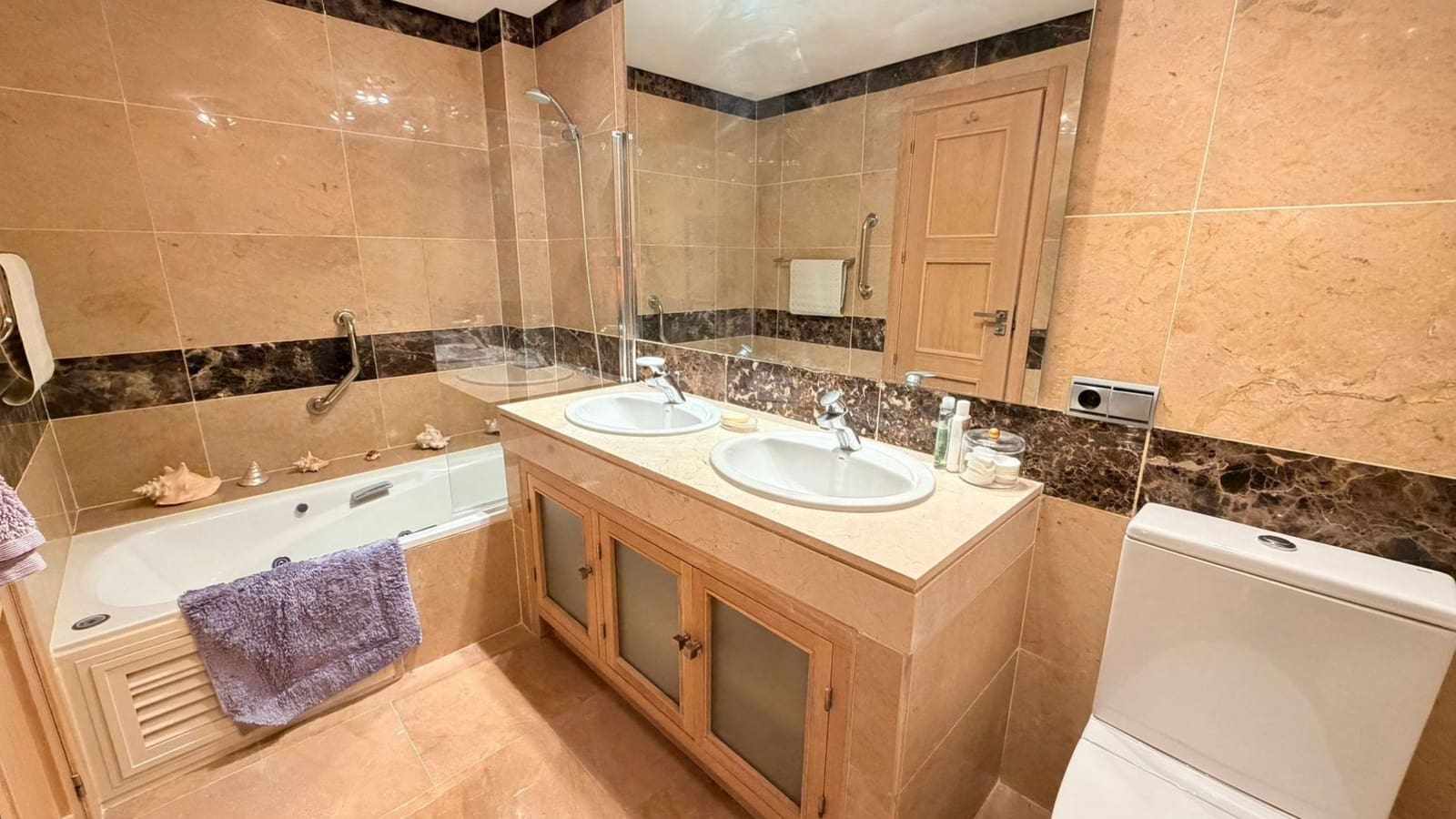 2 soverom Leilighet til salgs i Manilva med svømmebasseng garasje - € 599 000 (Ref: 9647816)