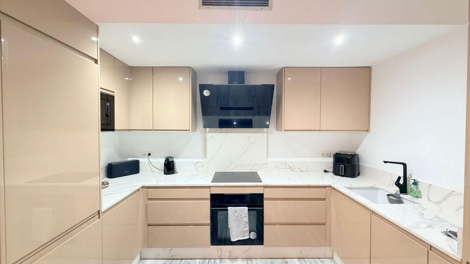 2 bedroom Apartment for sale in La Duquesa / Puerto de la Duquesa - € 265,000 (Ref: 9731707)