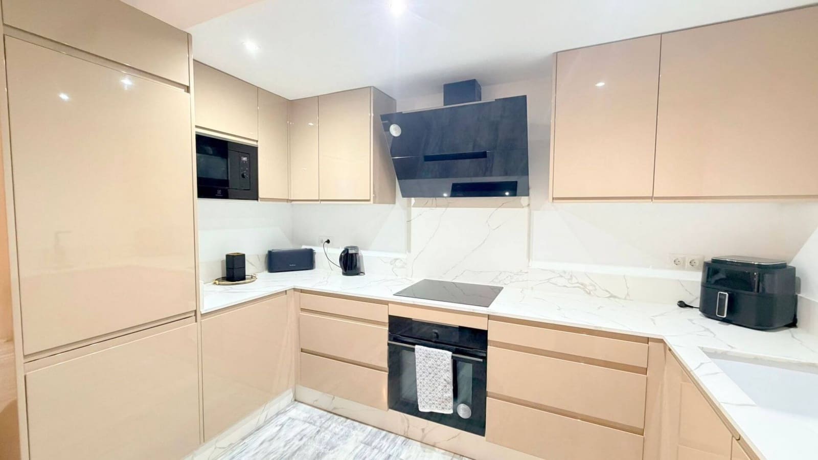 2 bedroom Apartment for sale in La Duquesa / Puerto de la Duquesa - € 265,000 (Ref: 9731707)