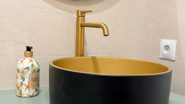 2 bedroom Apartment for sale in La Duquesa / Puerto de la Duquesa, Manilva - € 265,000 (Ref: 9731707)