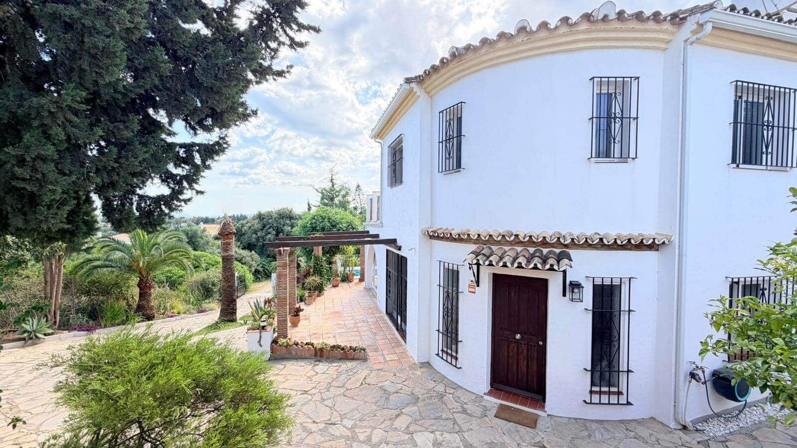 3 sovrum Villa till salu i Estepona med pool - 880 000 € (Ref: 9830764)