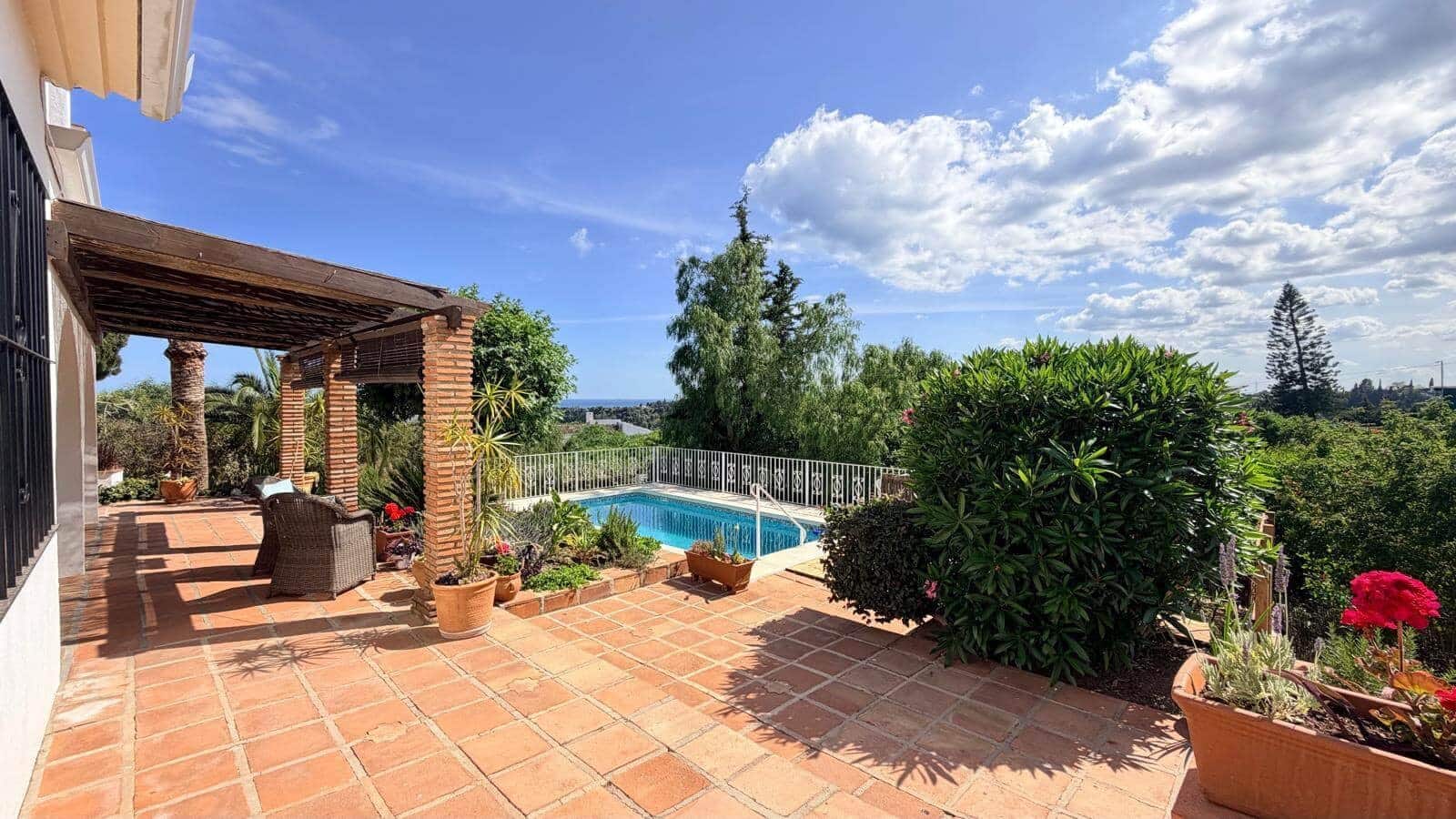 3 sovrum Villa till salu i Estepona med pool - 880 000 € (Ref: 9830764)