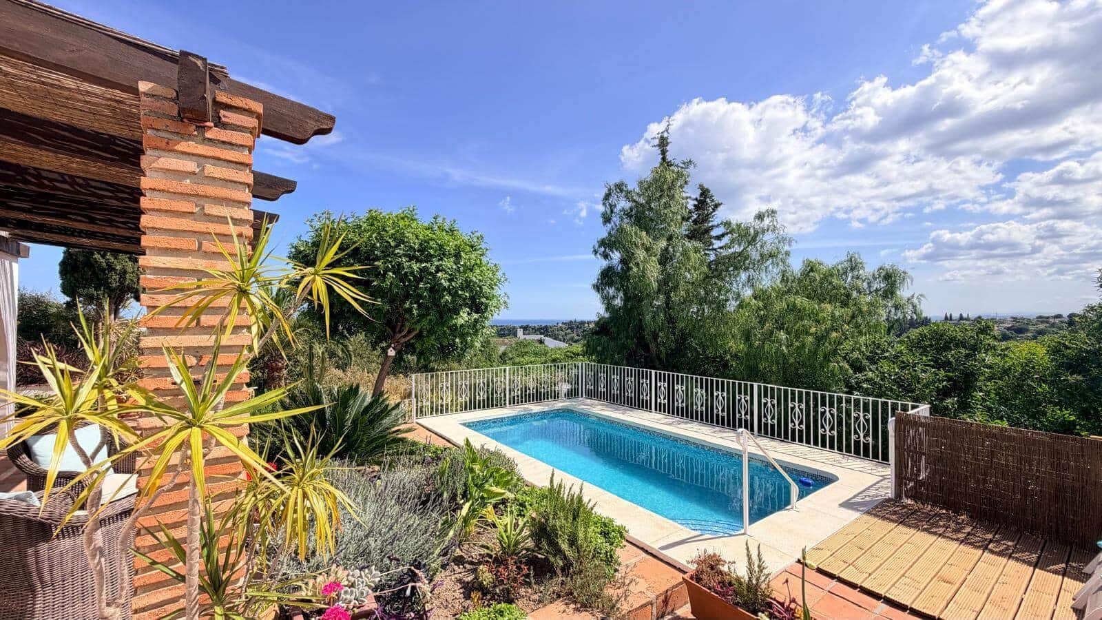 3 sovrum Villa till salu i Estepona med pool - 880 000 € (Ref: 9830764)