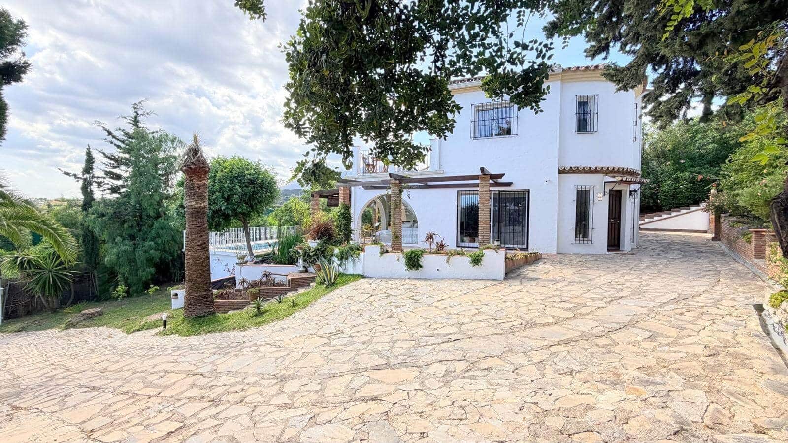 3 sovrum Villa till salu i Estepona med pool - 880 000 € (Ref: 9830764)