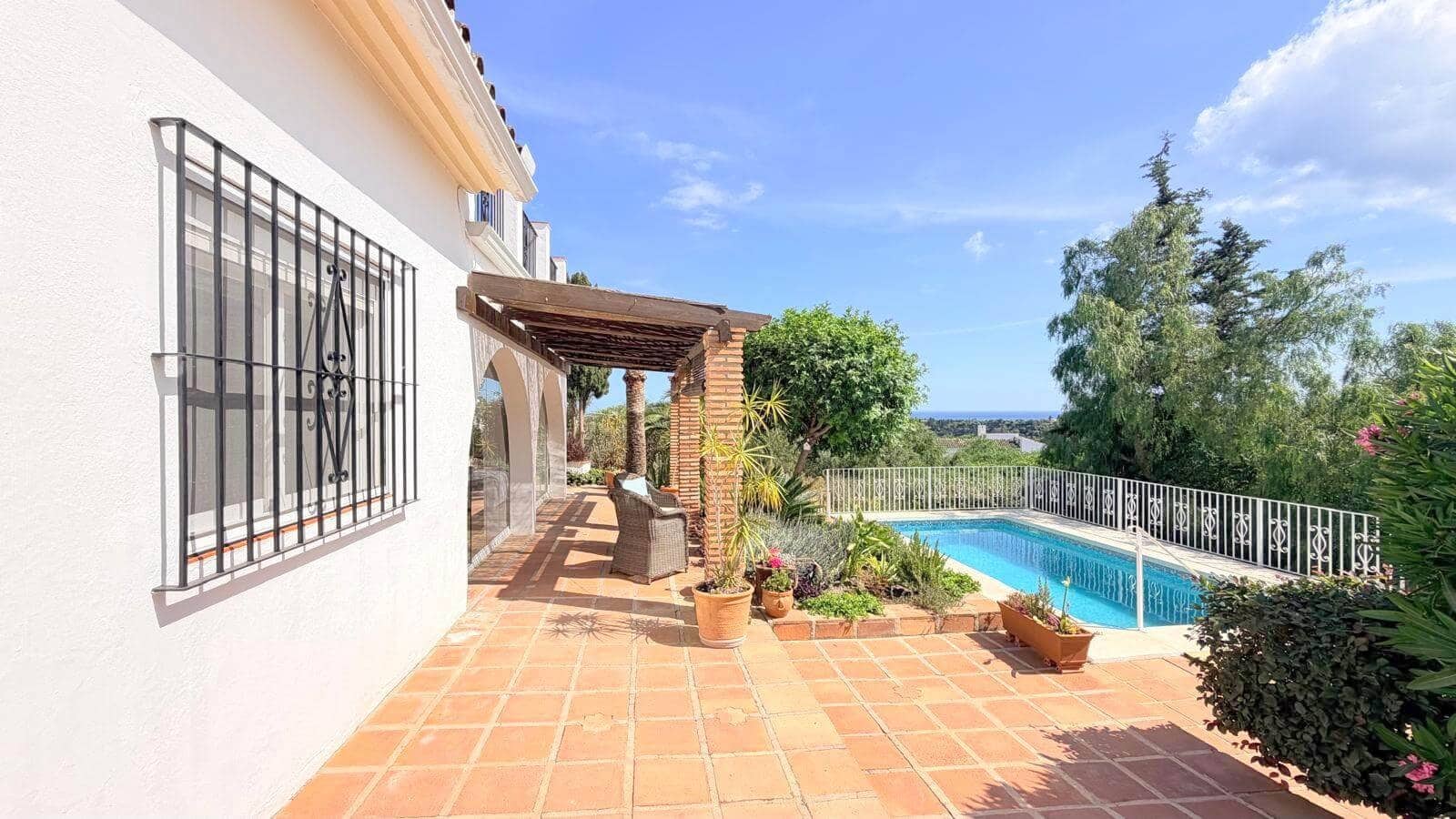 3 sovrum Villa till salu i Estepona med pool - 880 000 € (Ref: 9830764)