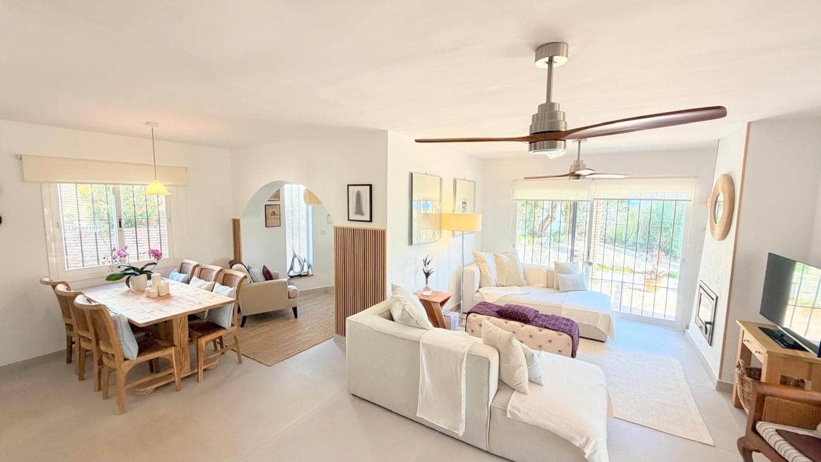 3 sovrum Villa till salu i Estepona med pool - 880 000 € (Ref: 9830764)