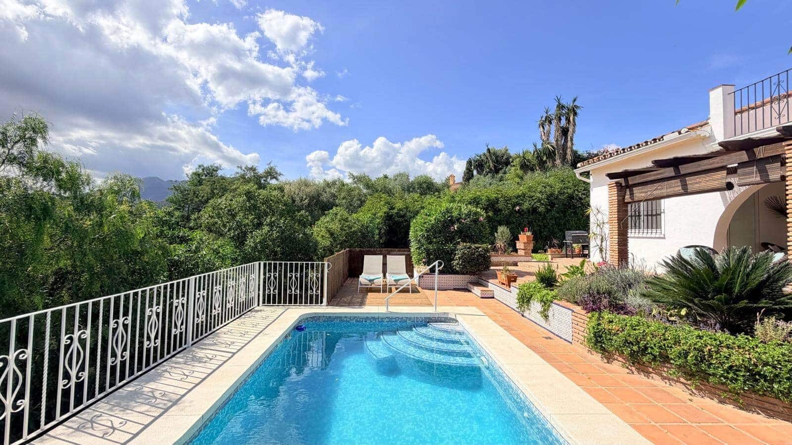3 sovrum Villa till salu i Estepona med pool - 880 000 € (Ref: 9830764)