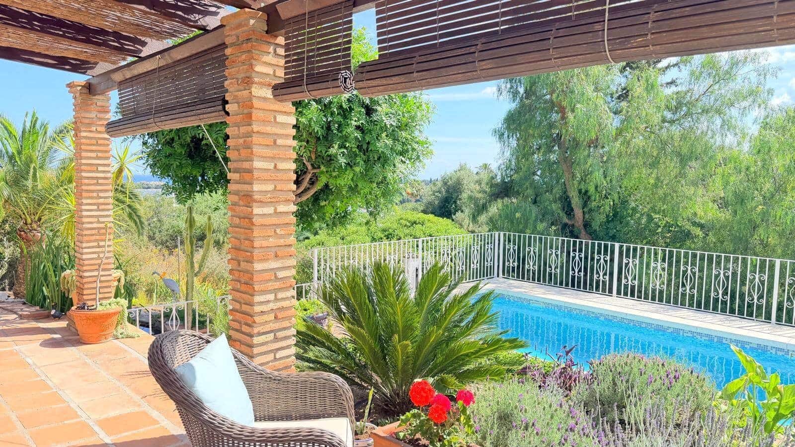 3 sovrum Villa till salu i Estepona med pool - 880 000 € (Ref: 9830764)
