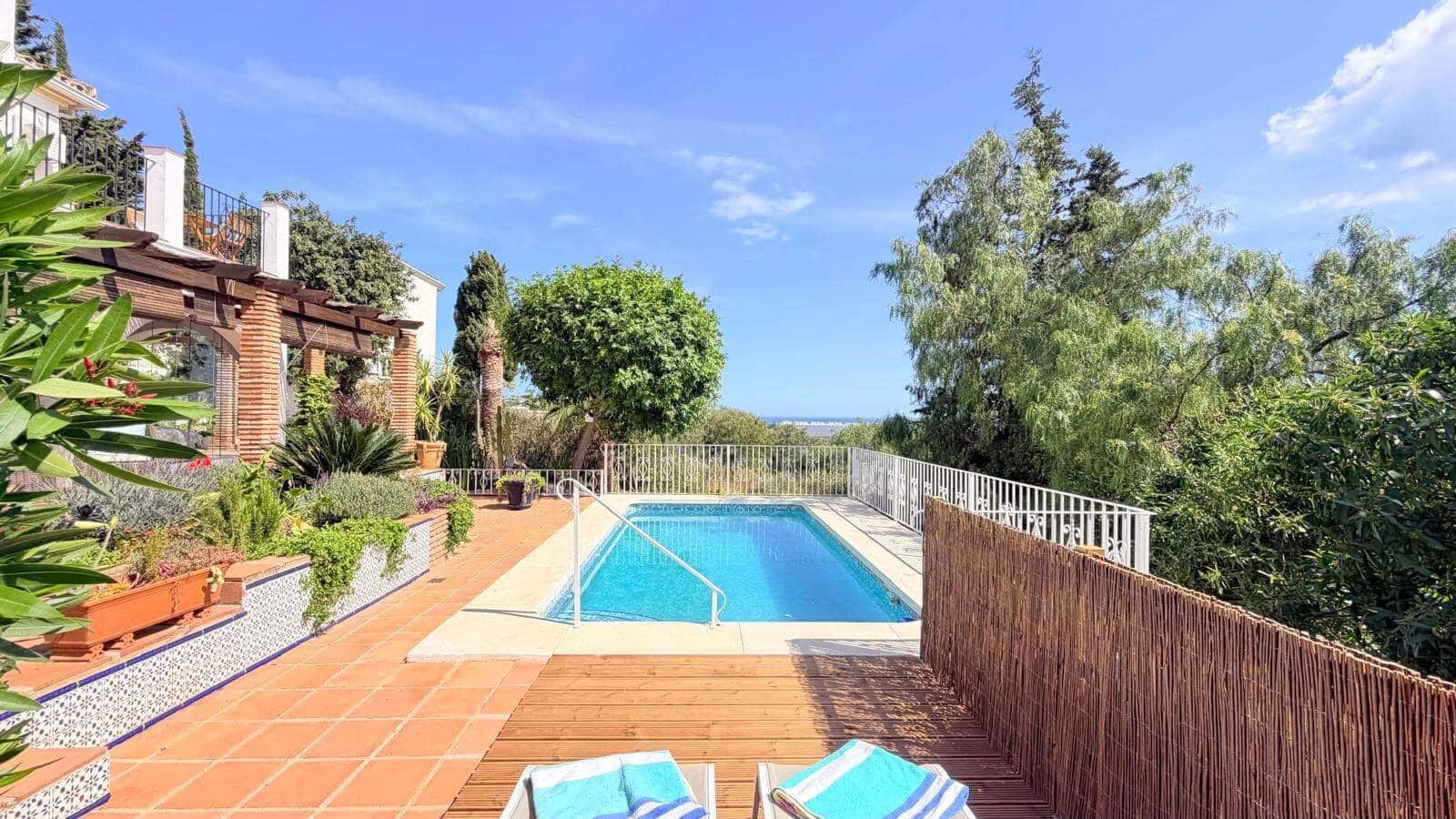 3 sovrum Villa till salu i Estepona med pool - 880 000 € (Ref: 9830764)