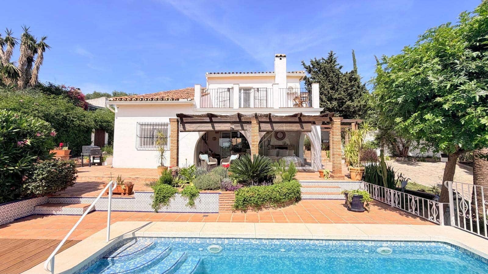 3 sovrum Villa till salu i Estepona med pool - 880 000 € (Ref: 9830764)