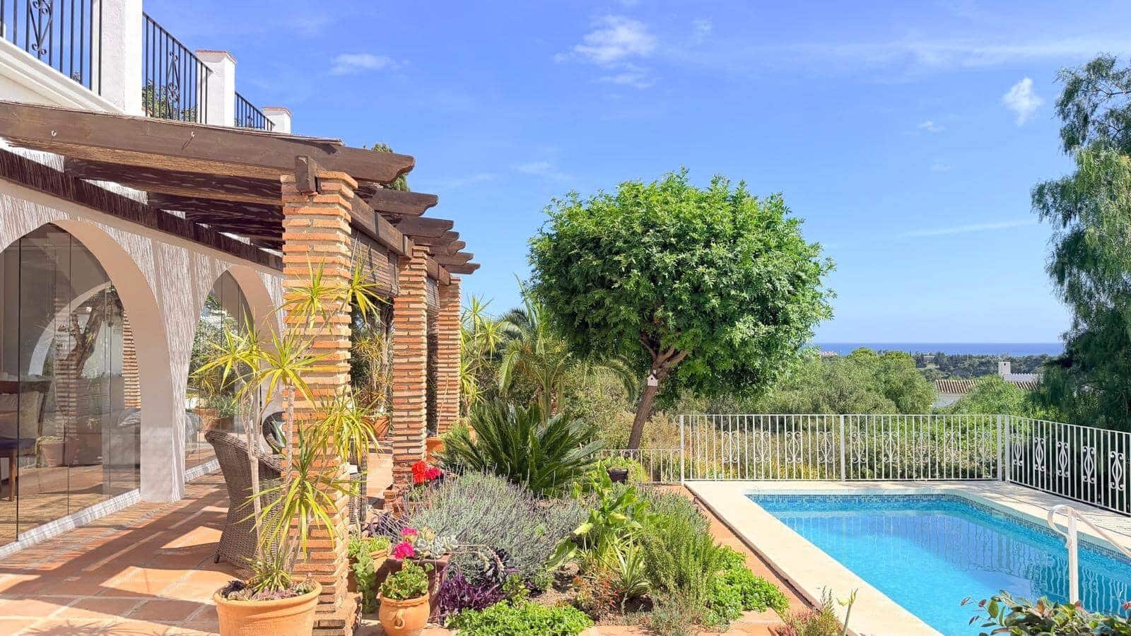 3 sovrum Villa till salu i Estepona med pool - 880 000 € (Ref: 9830764)
